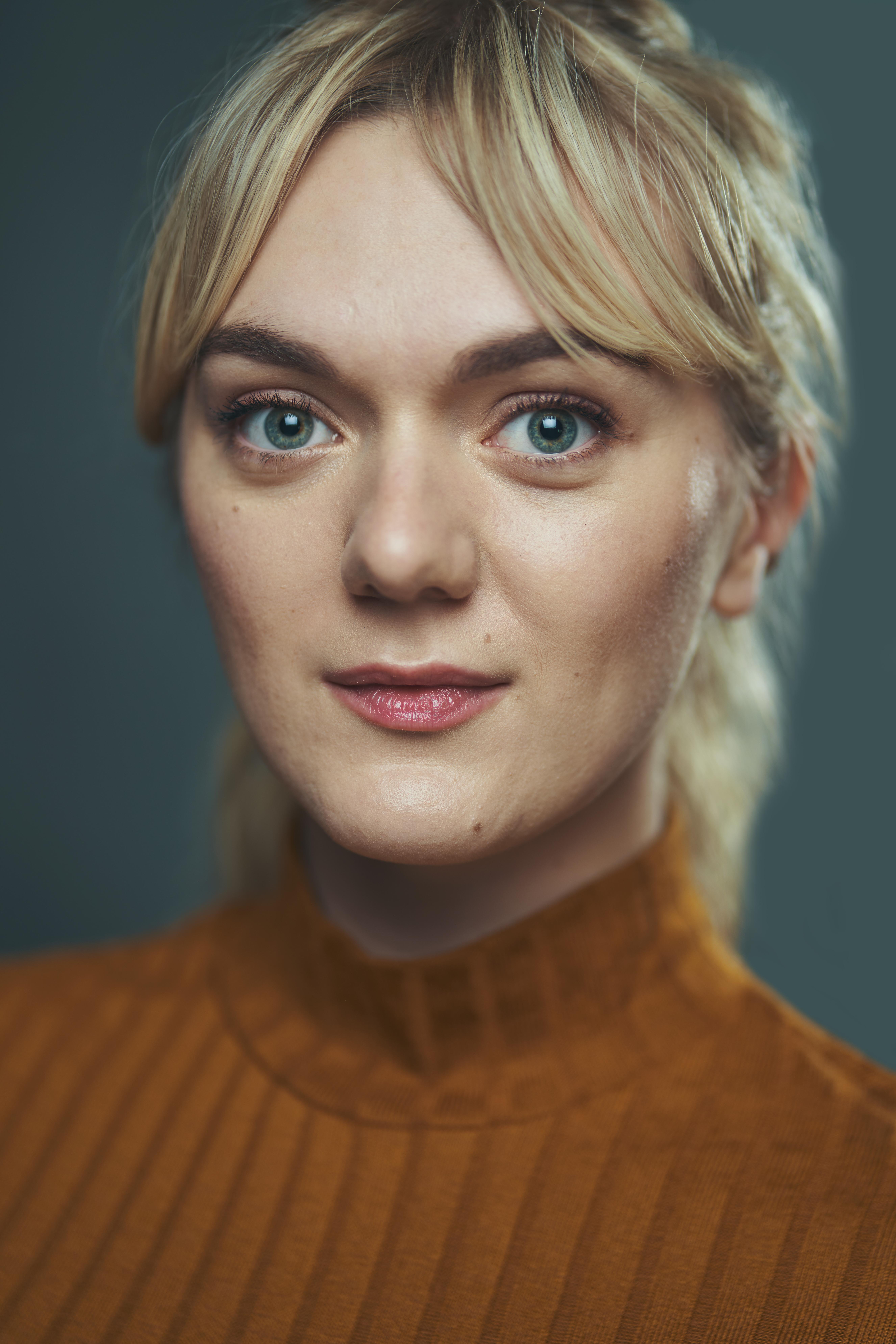 actor Chloe Harris large photo