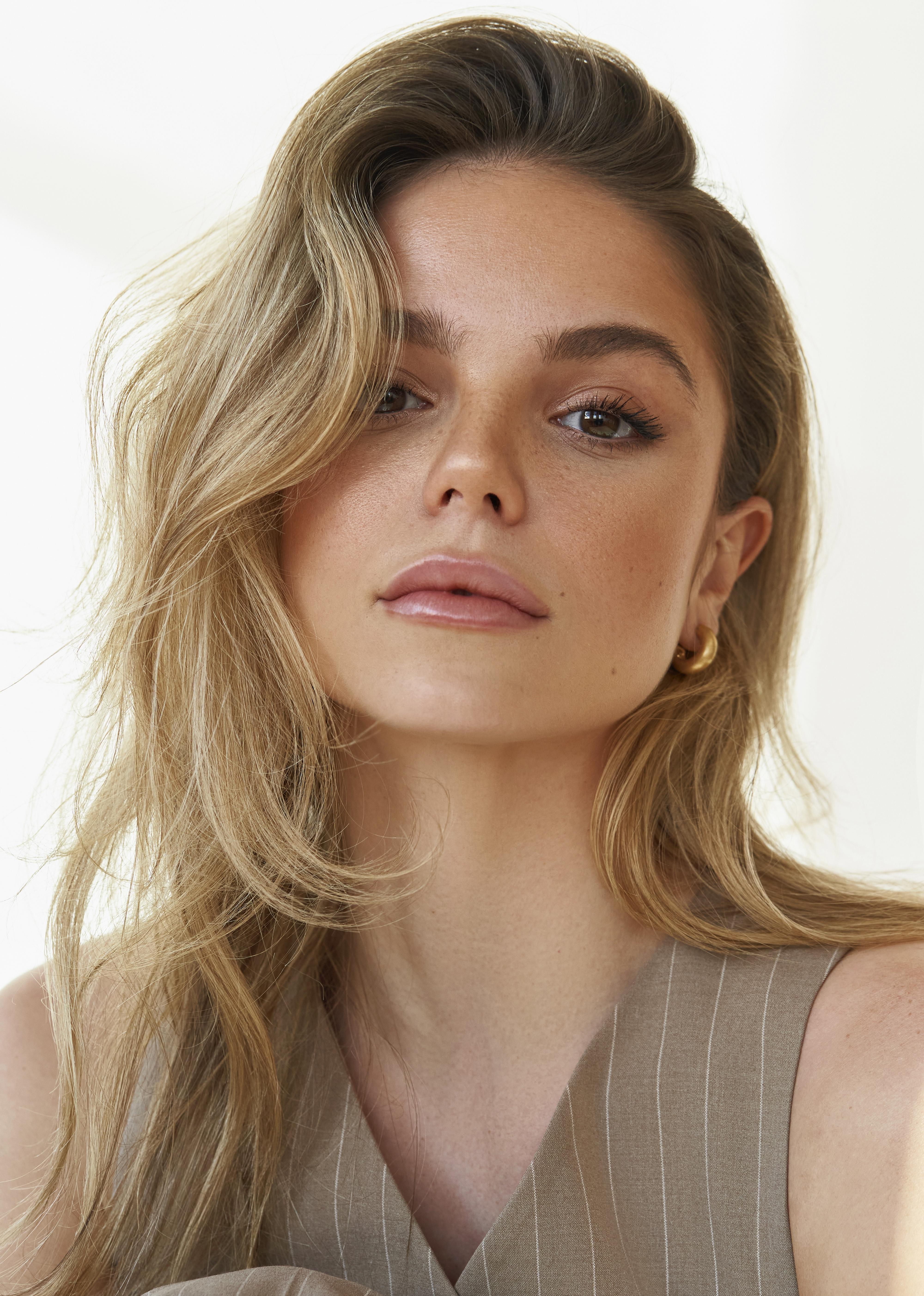 actor Alice Nokes large photo