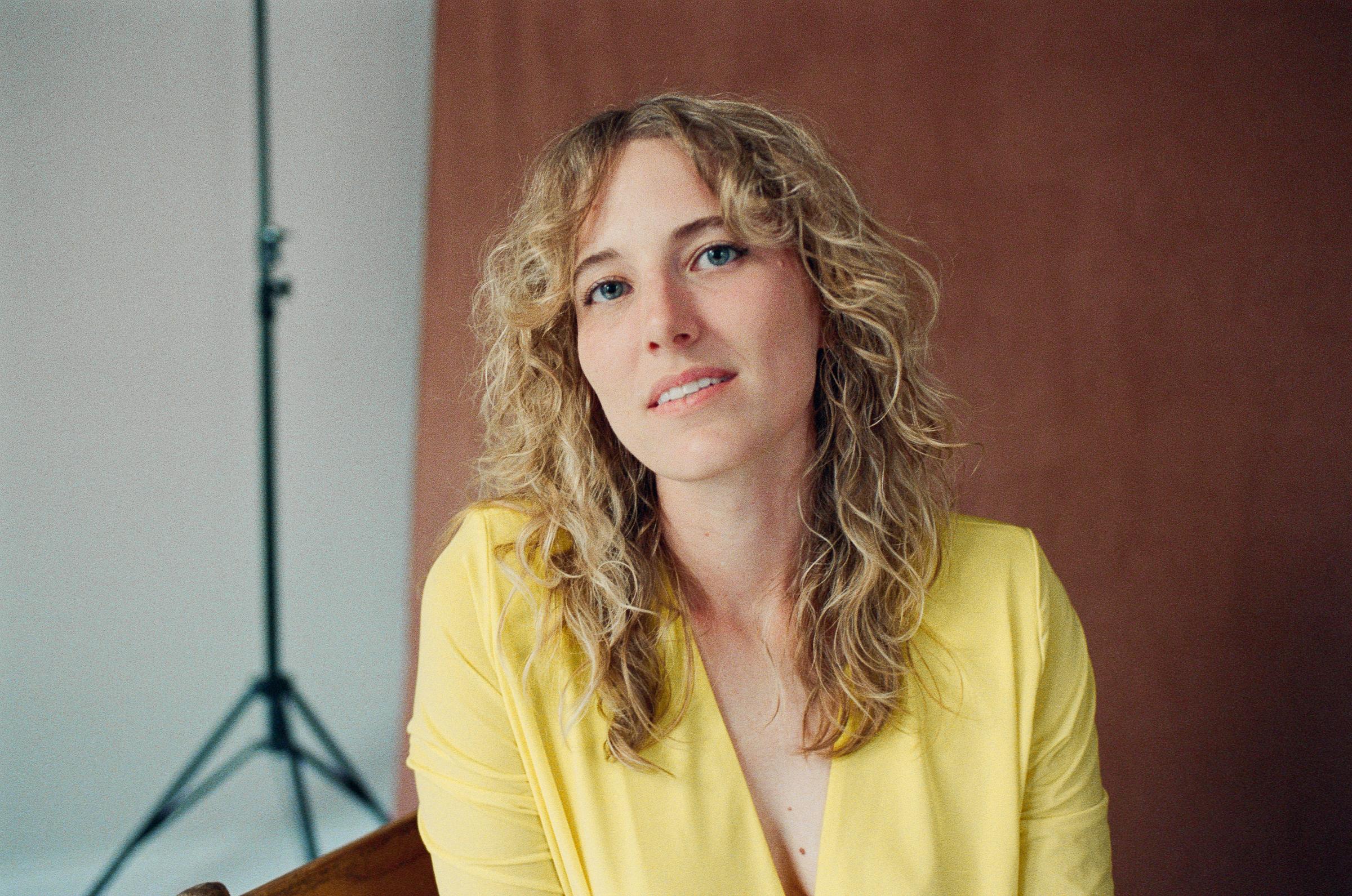 actor Mikaela Dyke large photo