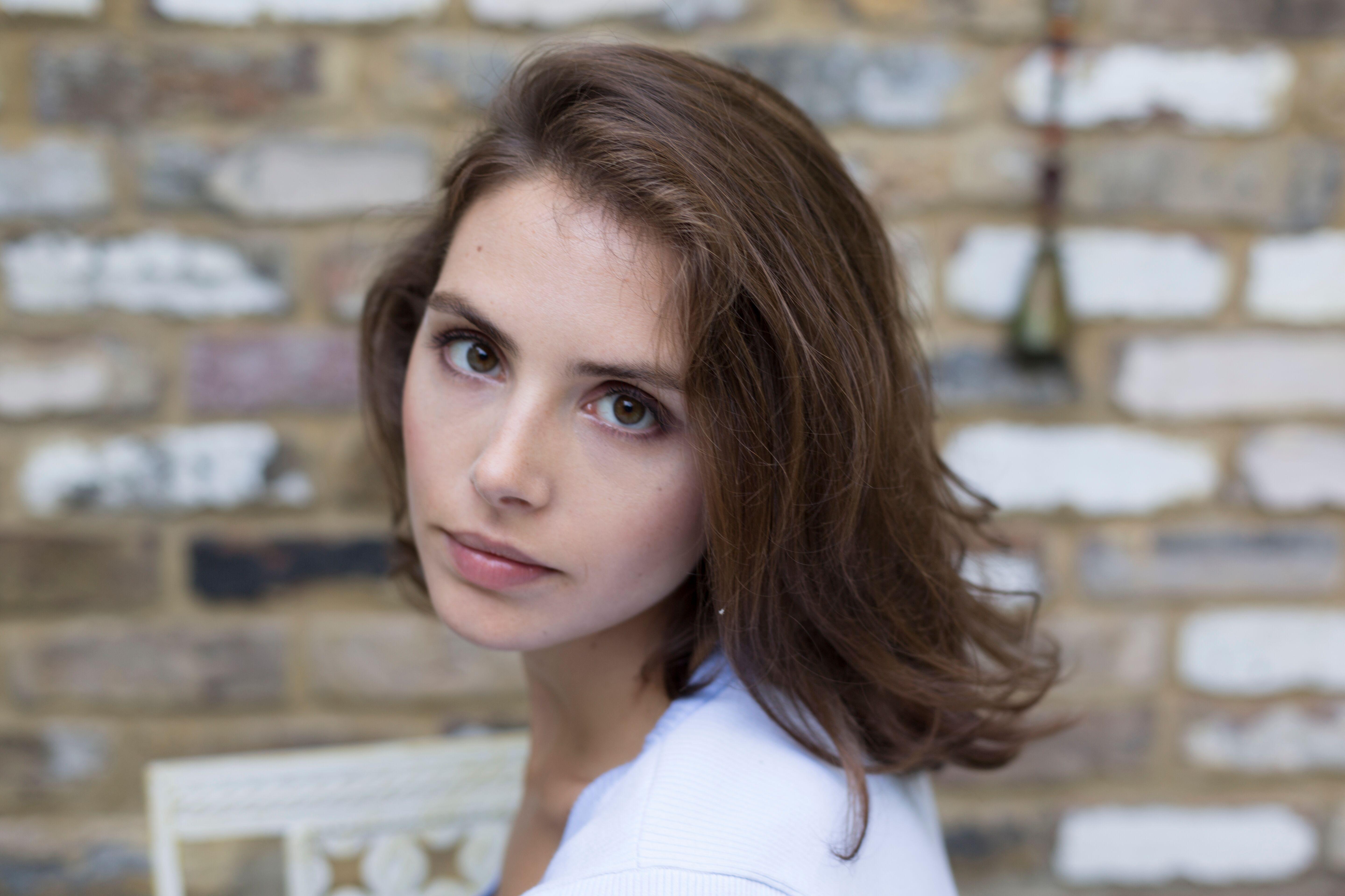 actor Genevieve Gaunt large photo