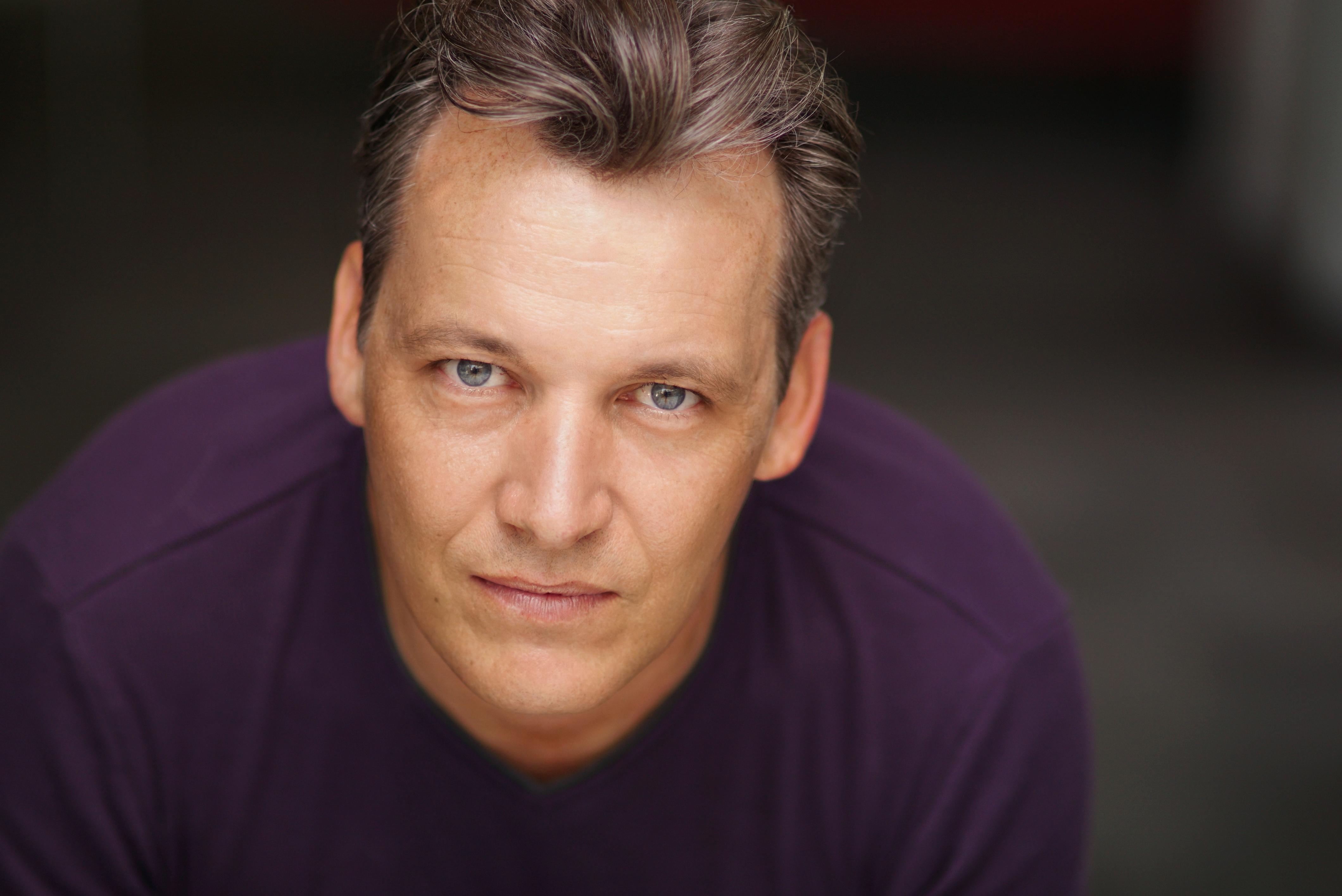 actor Scott Broughton large photo