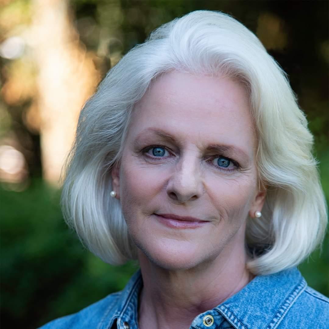 actor Mary Claire Klooster large photo