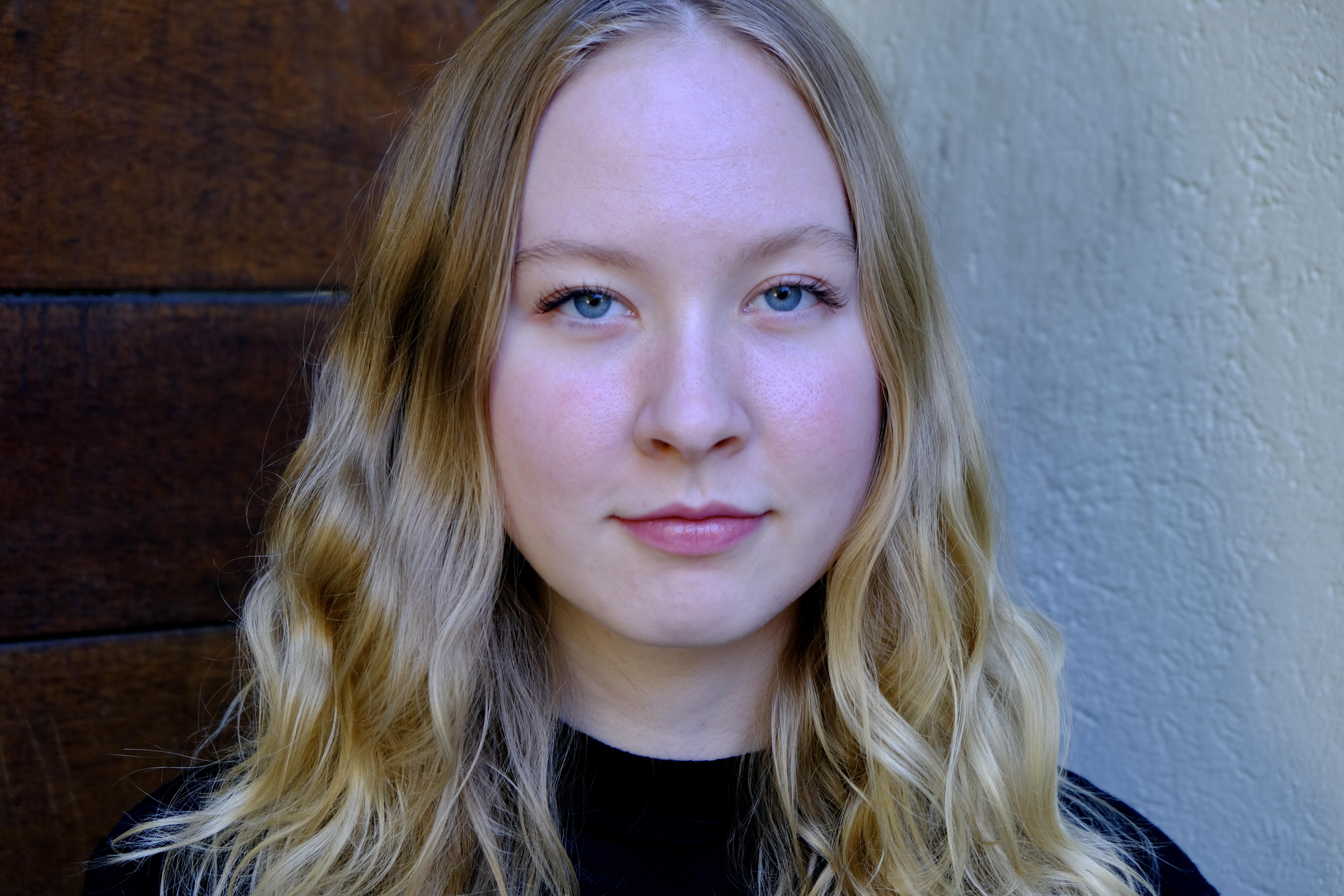 actor Olivia Simmons large photo