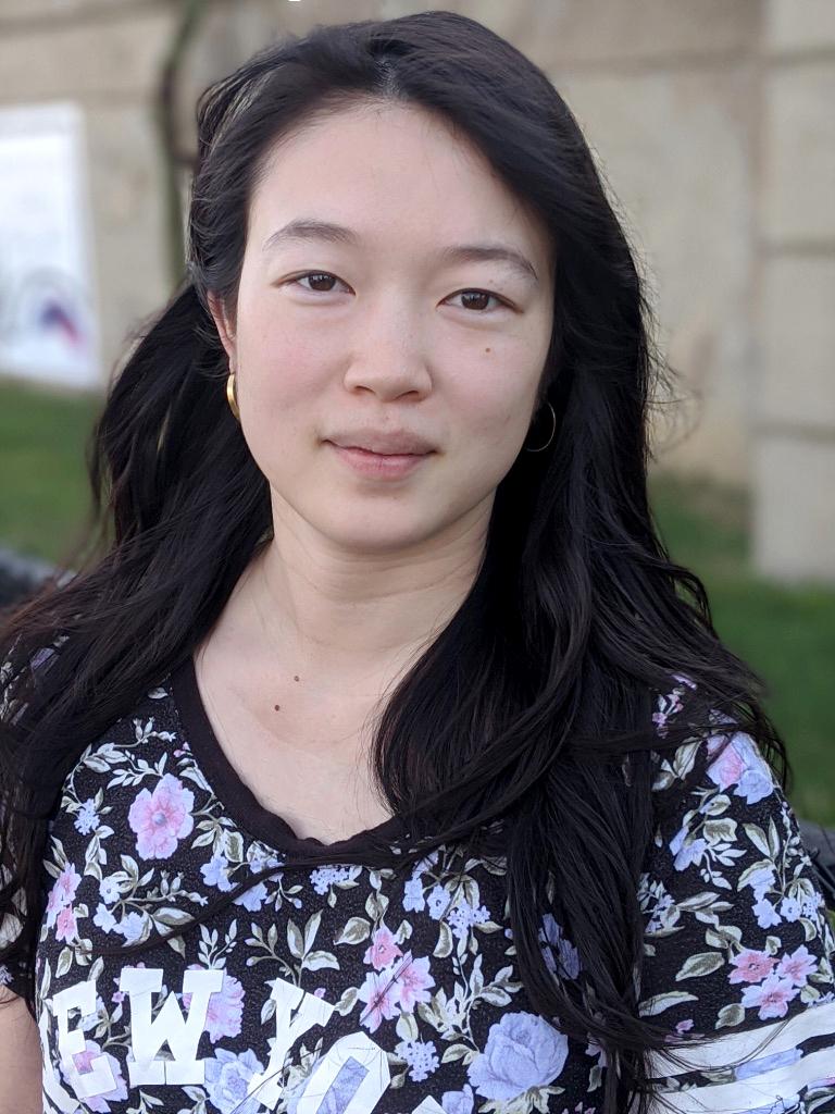 actor Andrea McKinnon large photo