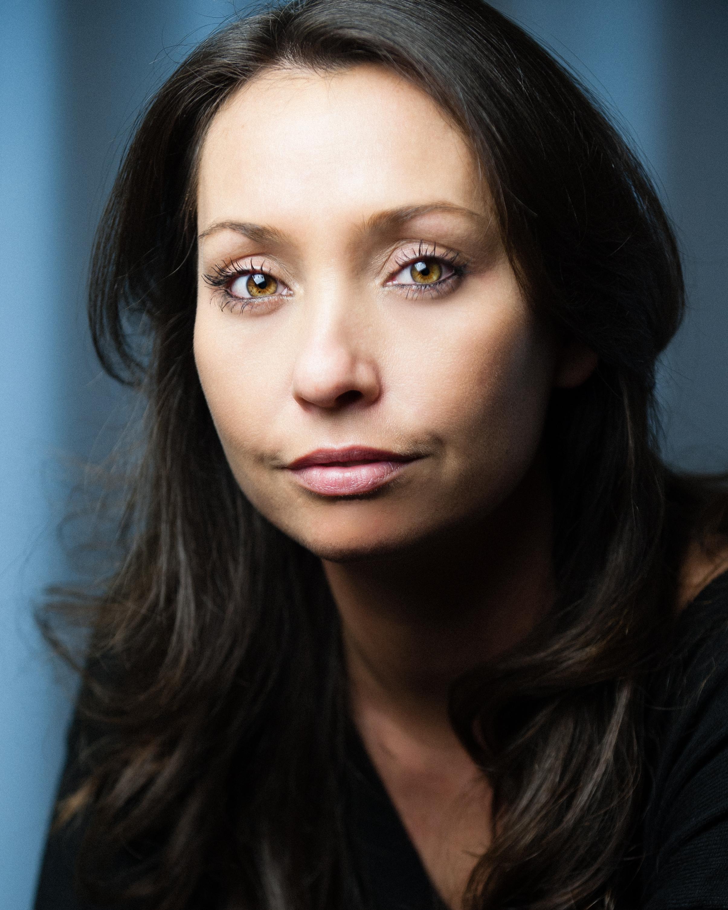 actor Lucinda Rhodes Thakrar large photo