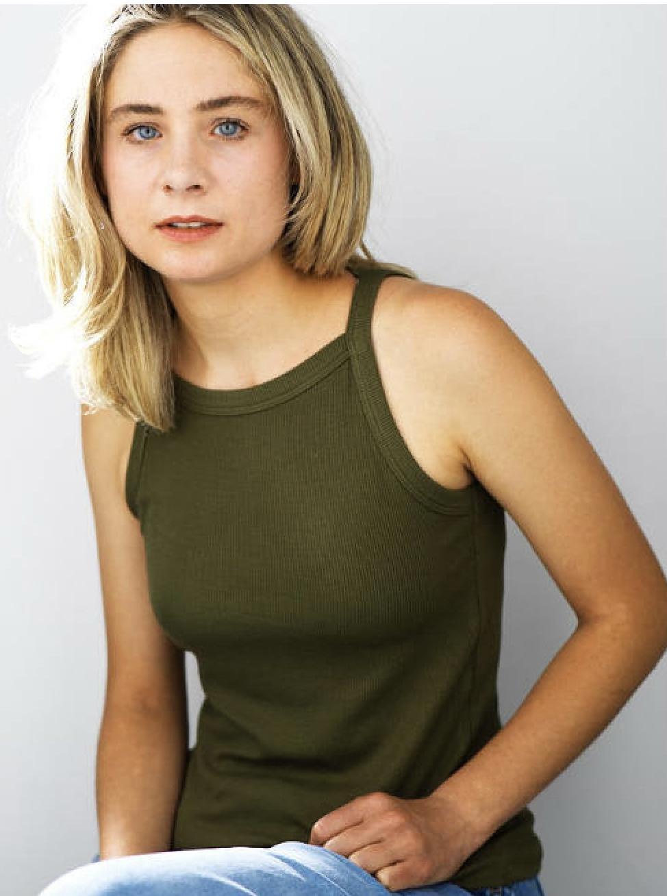 actor Lizzy DeClement large photo