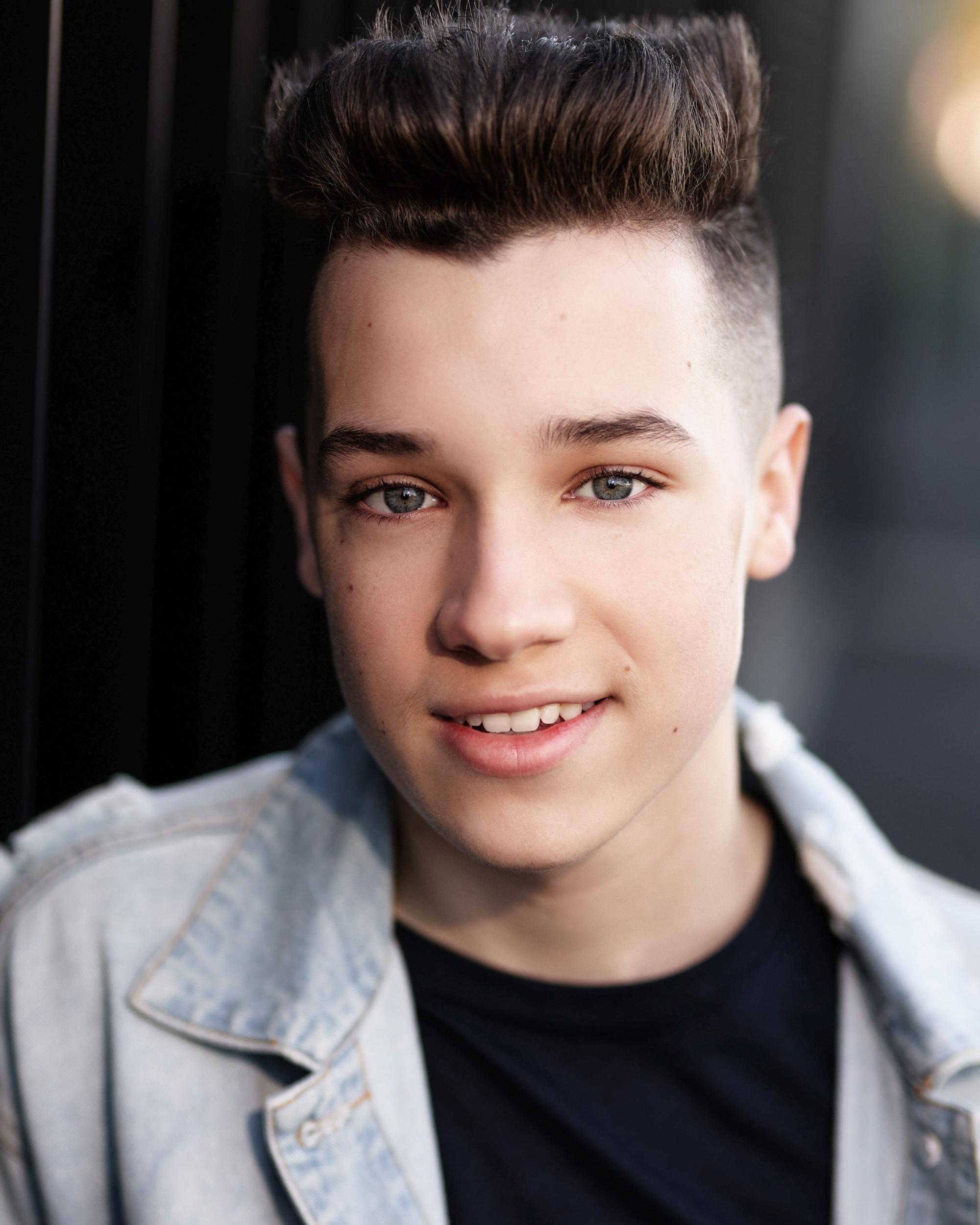 actor Bailey Barbour large photo