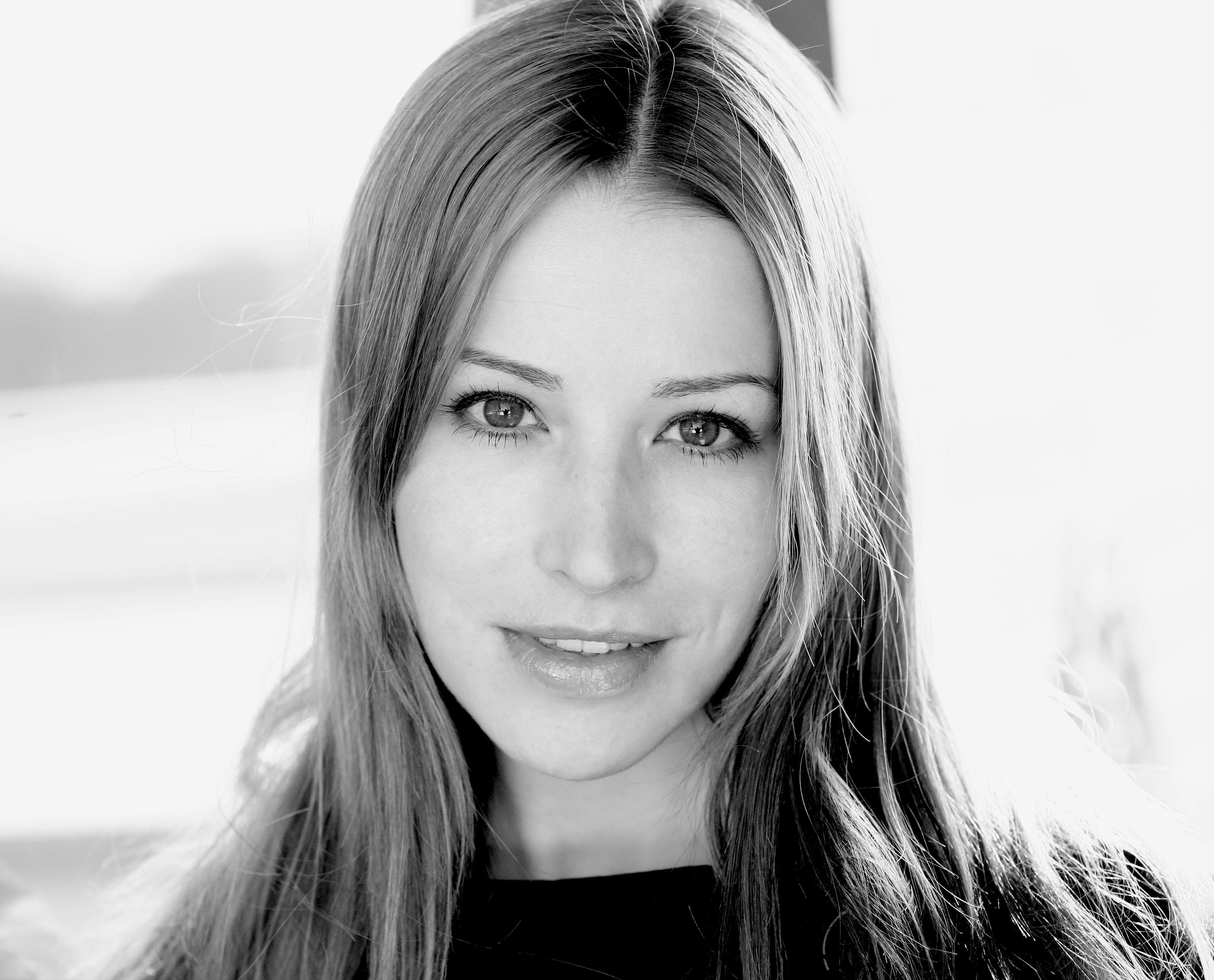 actor Vivienne Harvey large photo