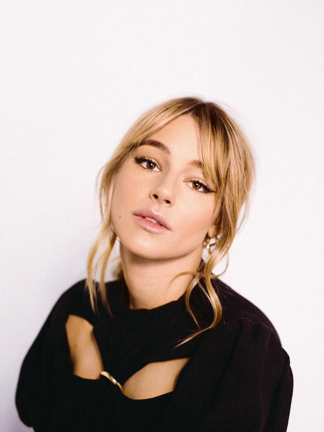 actor Hassie Harrison large photo