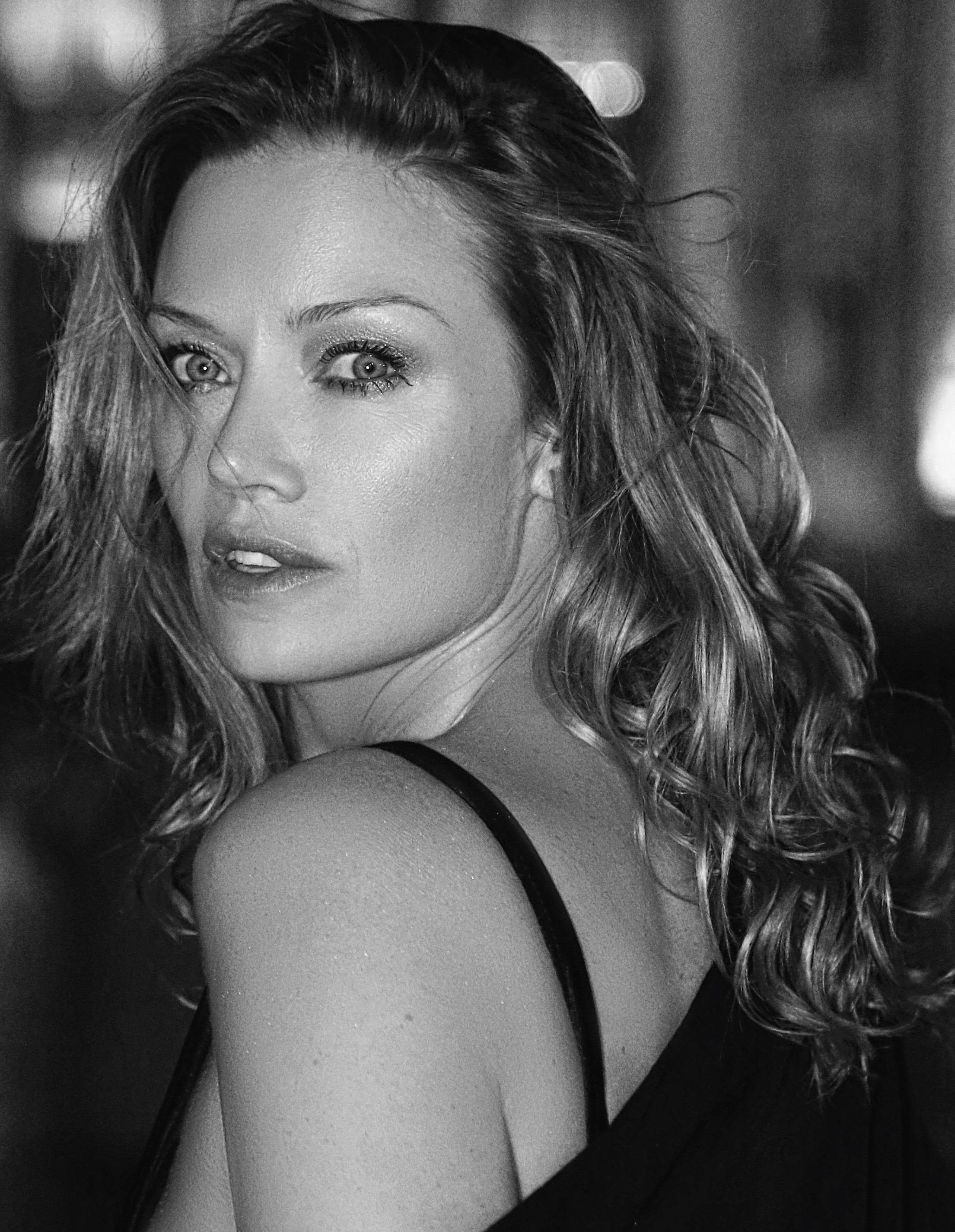 actor Carolina Carlsson large photo