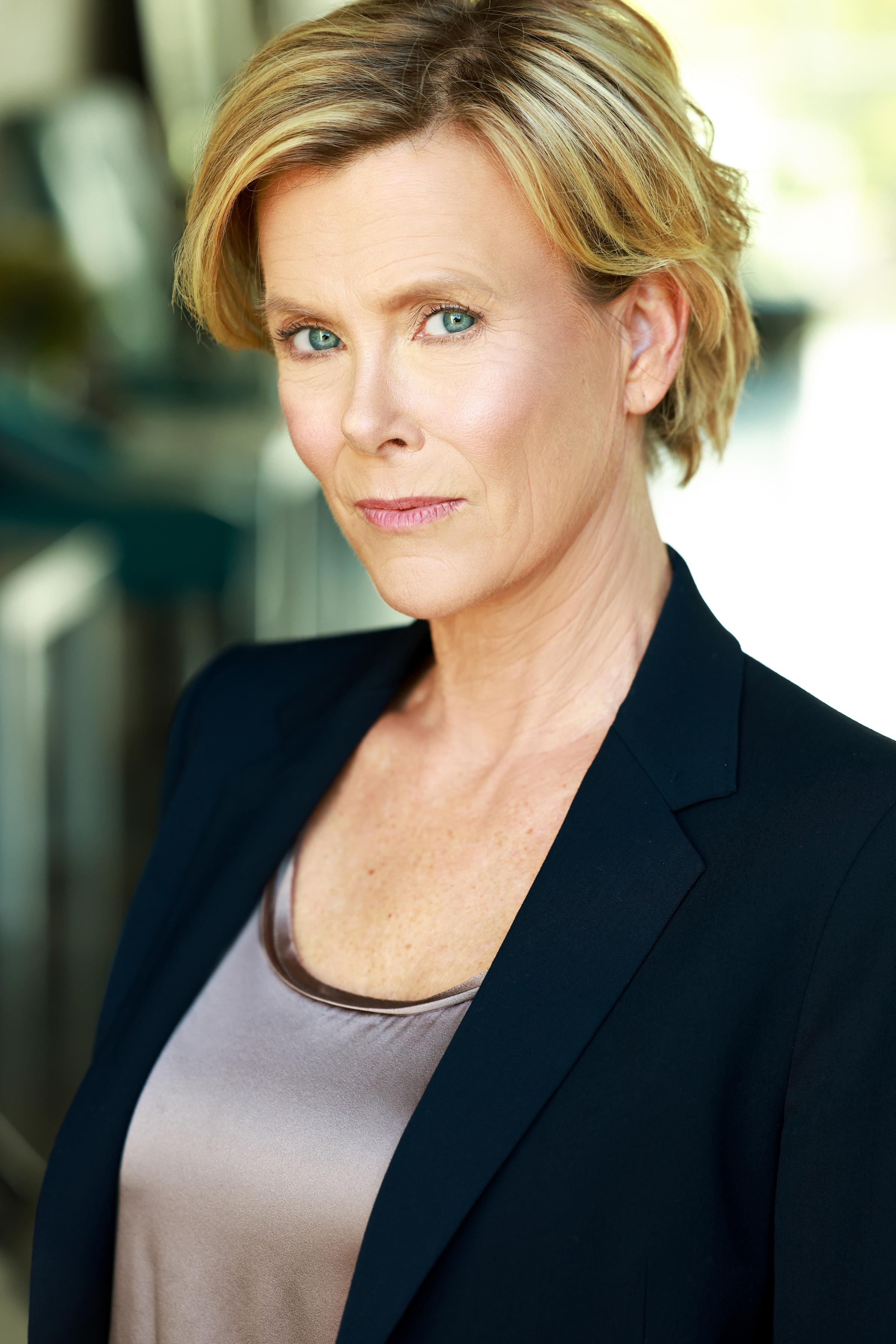 actor Cynthia Fray large photo