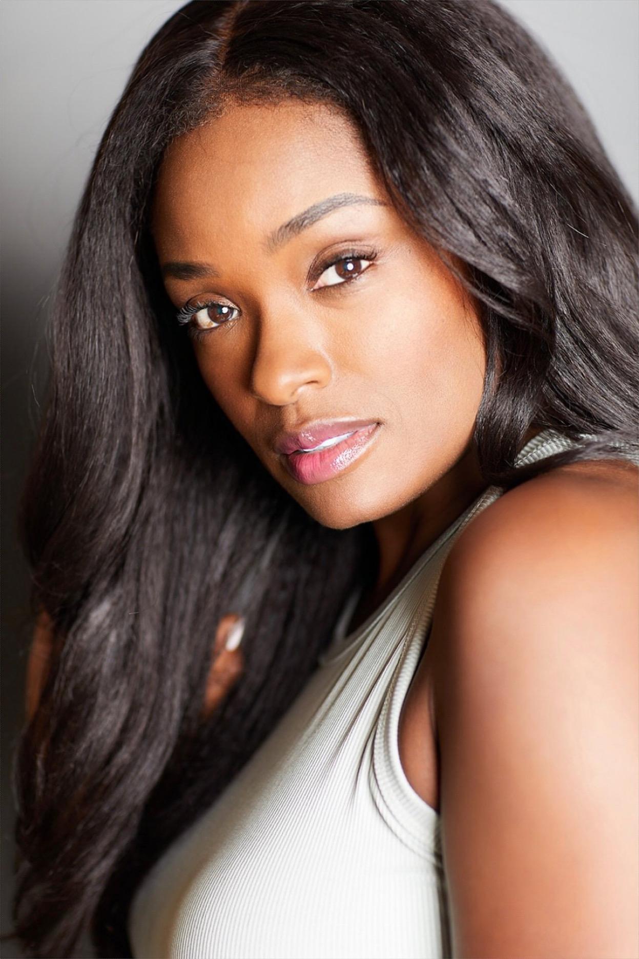 actor Reynada Robinson large photo