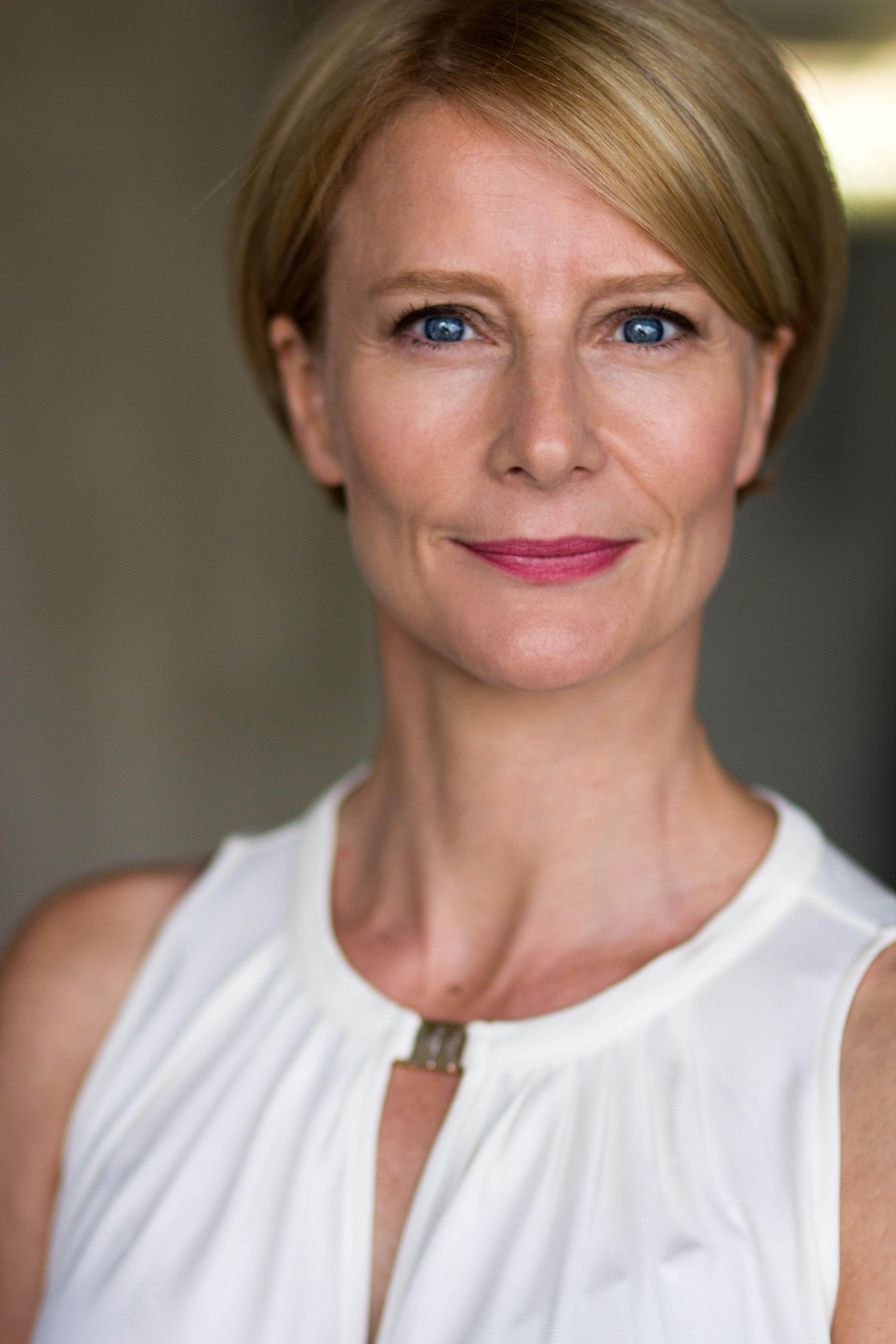 actor Julia Farino large photo