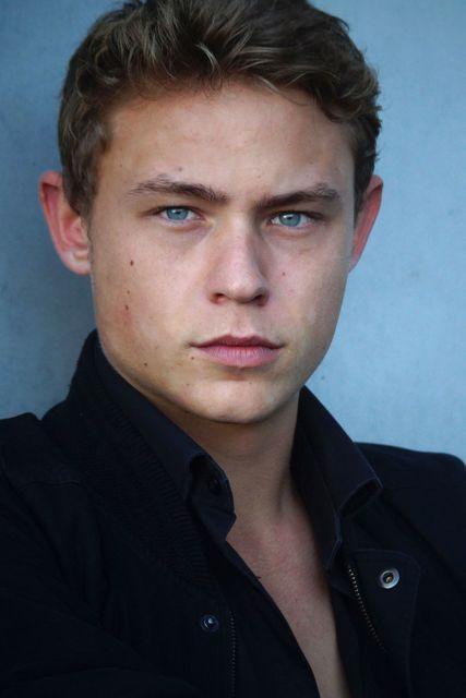 actor Dennis Mojen large photo