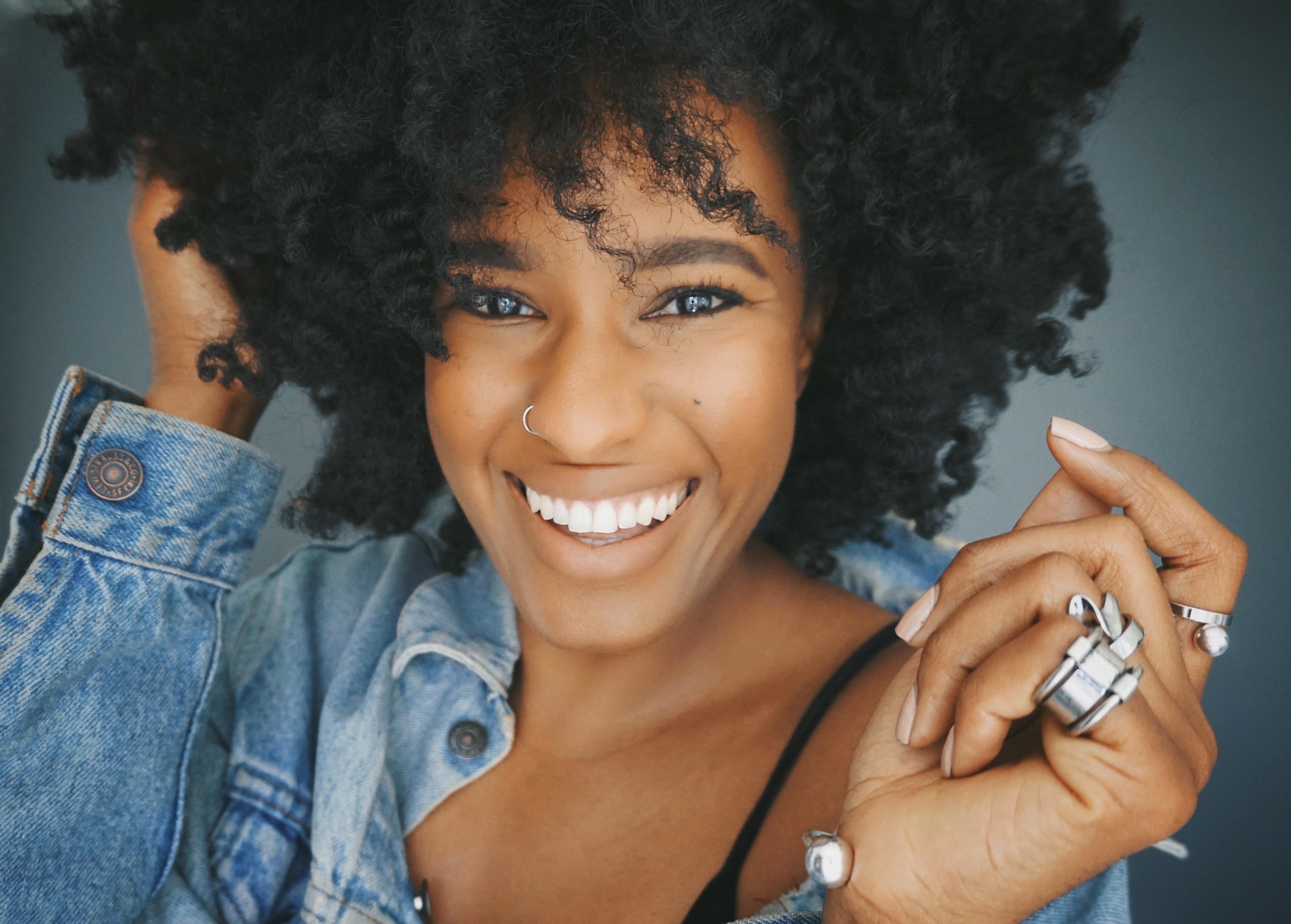 actor Nayanna Holley large photo