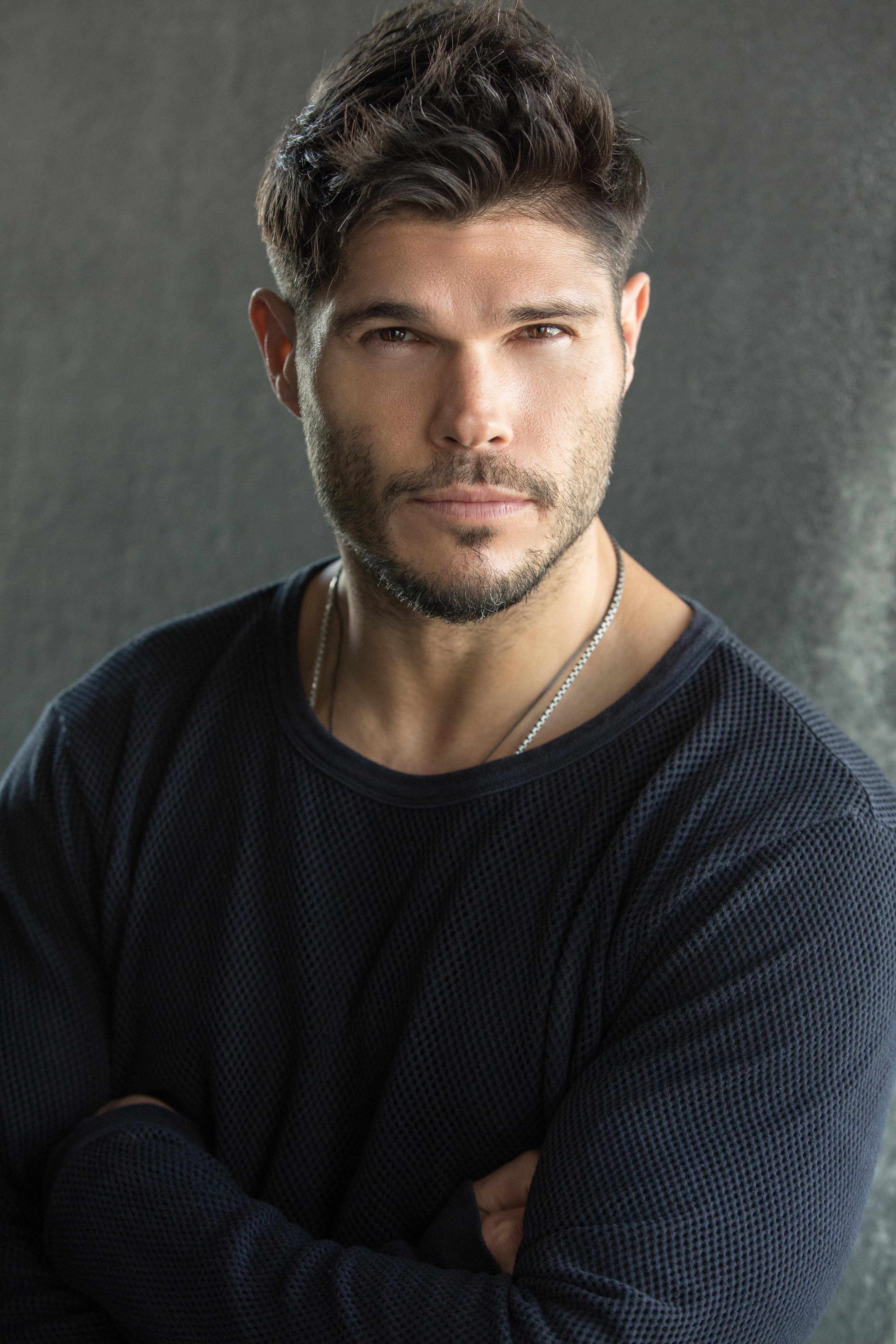 actor Taylor James large photo