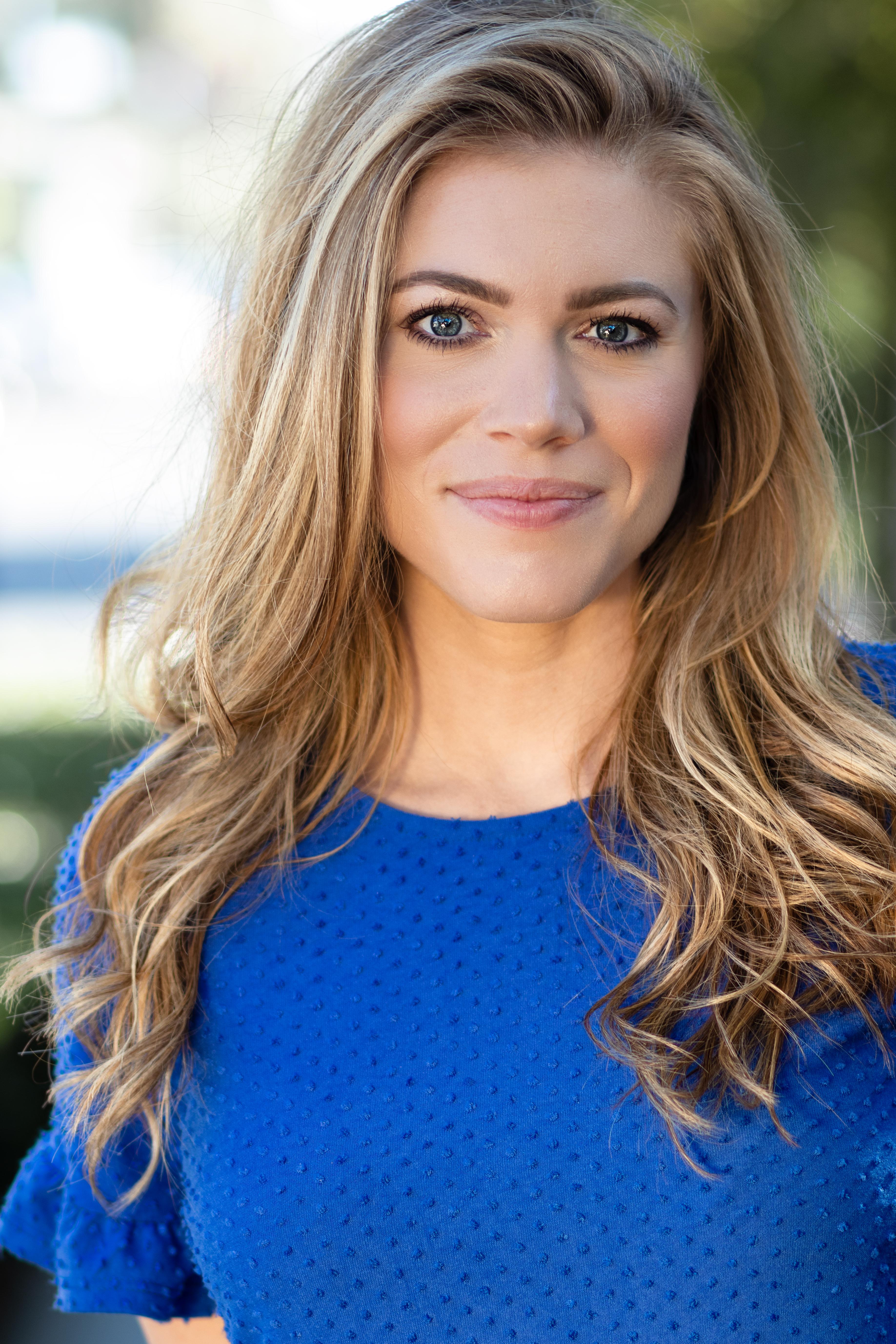 actor Chelsea Tighe large photo