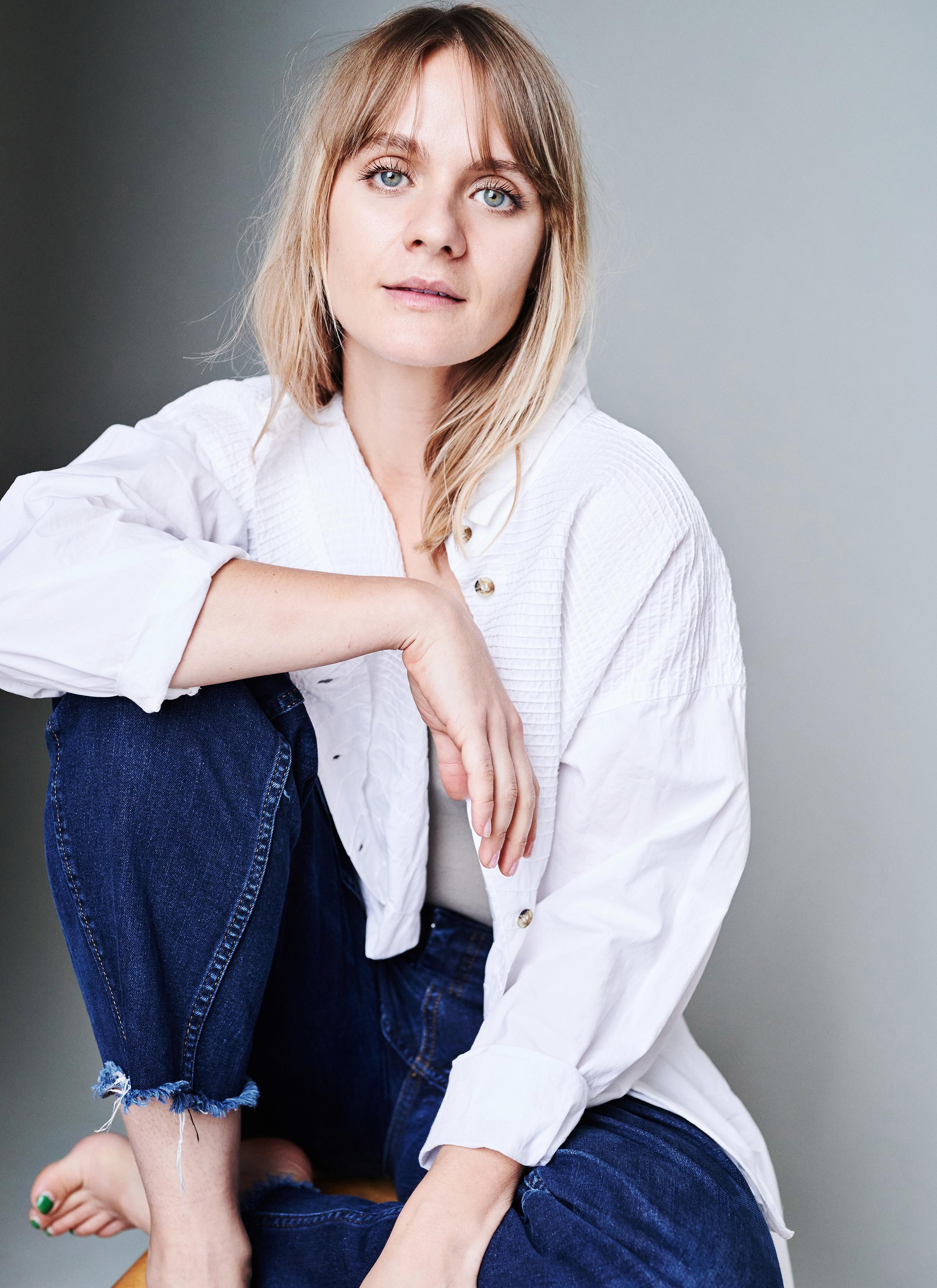 actor Elle McAlpine large photo