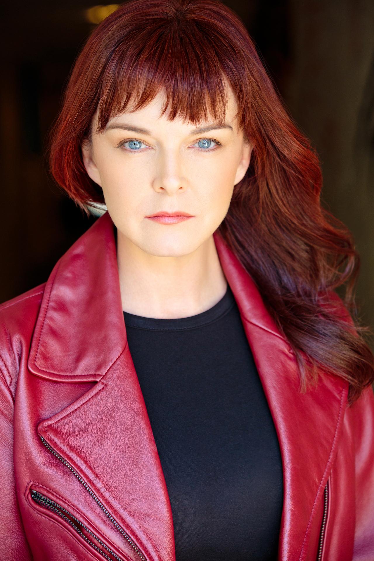actor Lora Oliver large photo