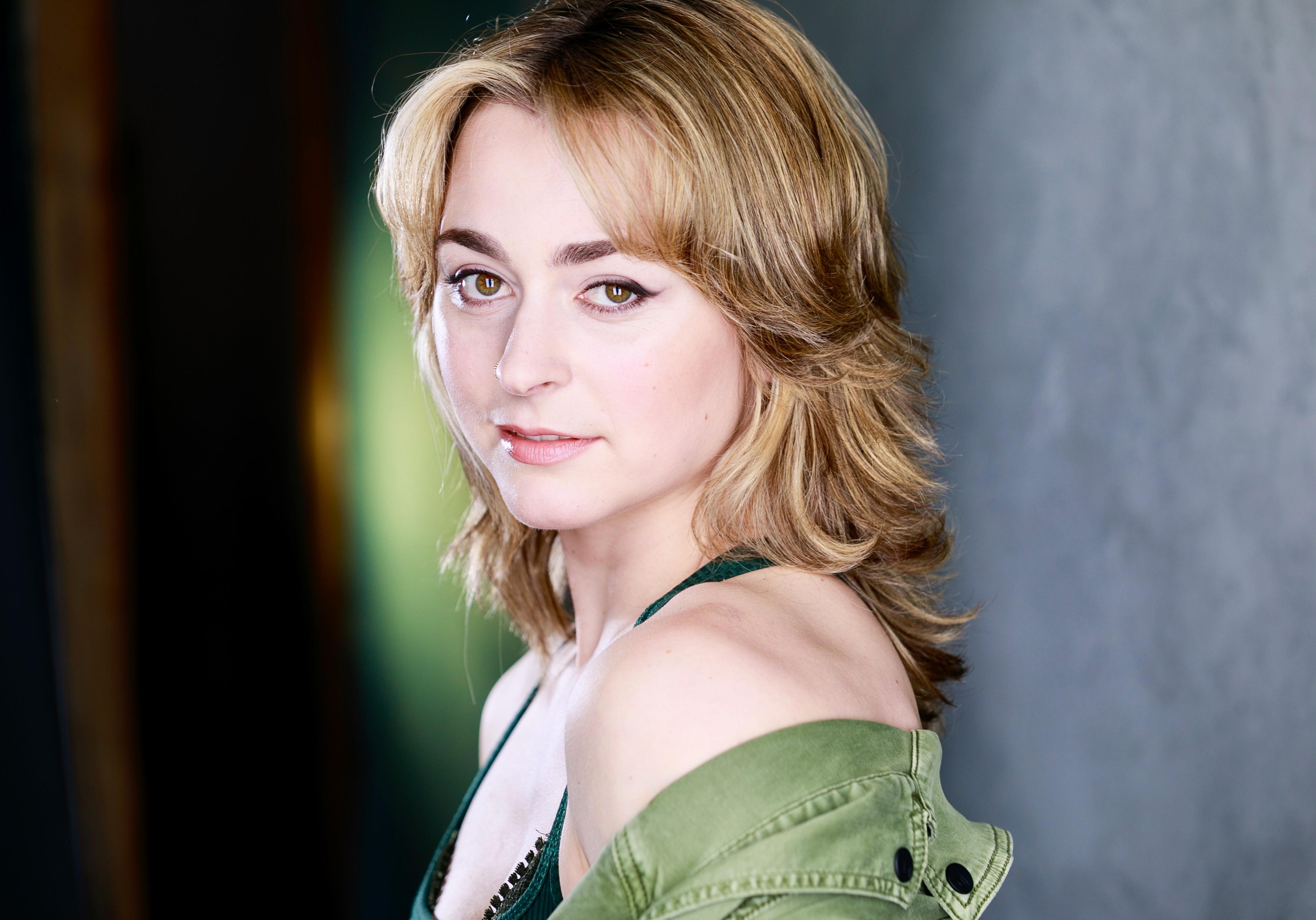 actor Sionne Elise large photo