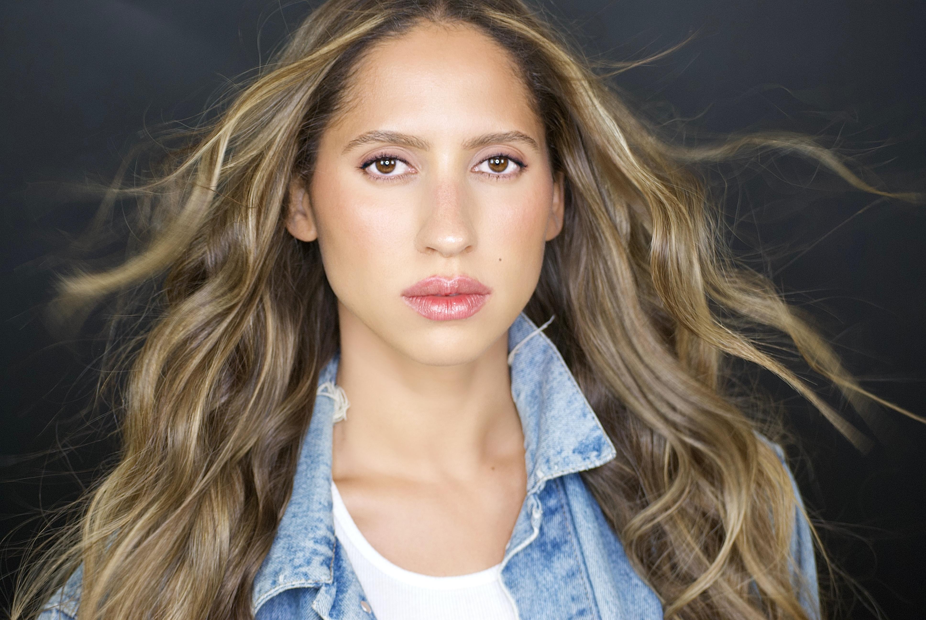 actor Alanna Foley large photo