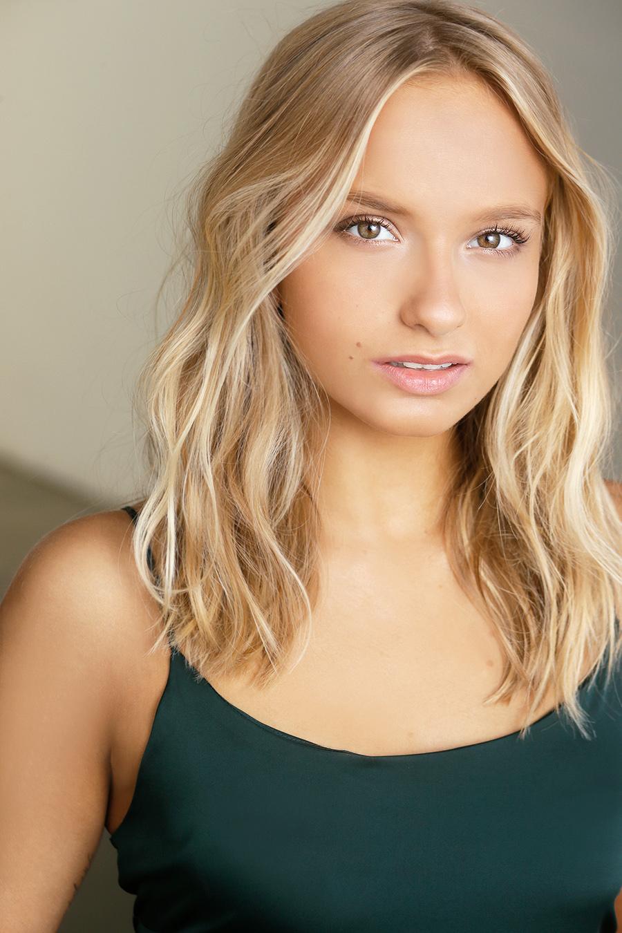 actor Anna Belle Bayley large photo