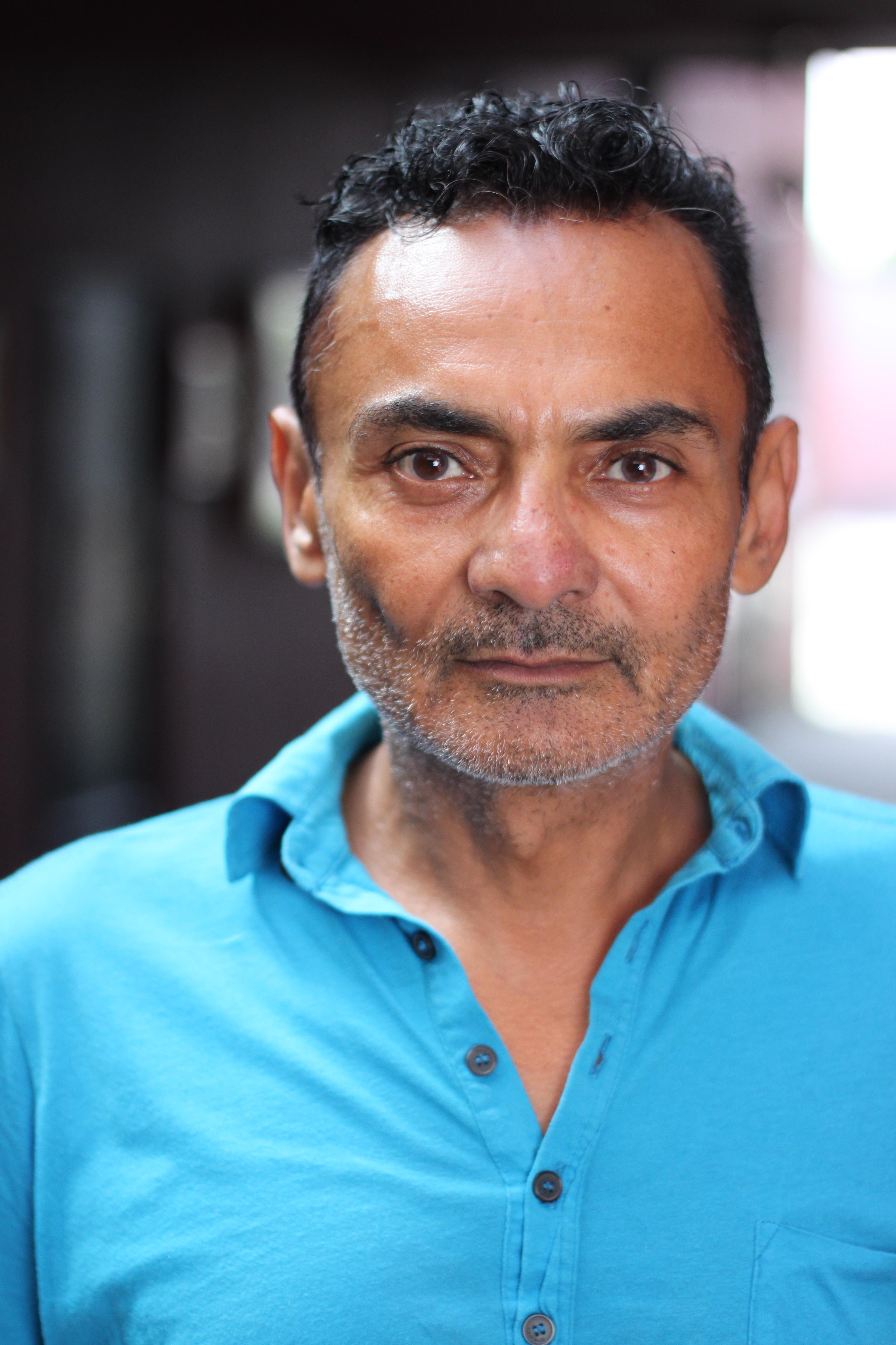 actor Carlos Linares large photo