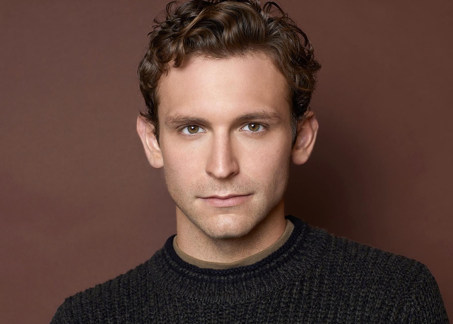 actor Jake McDermott large photo