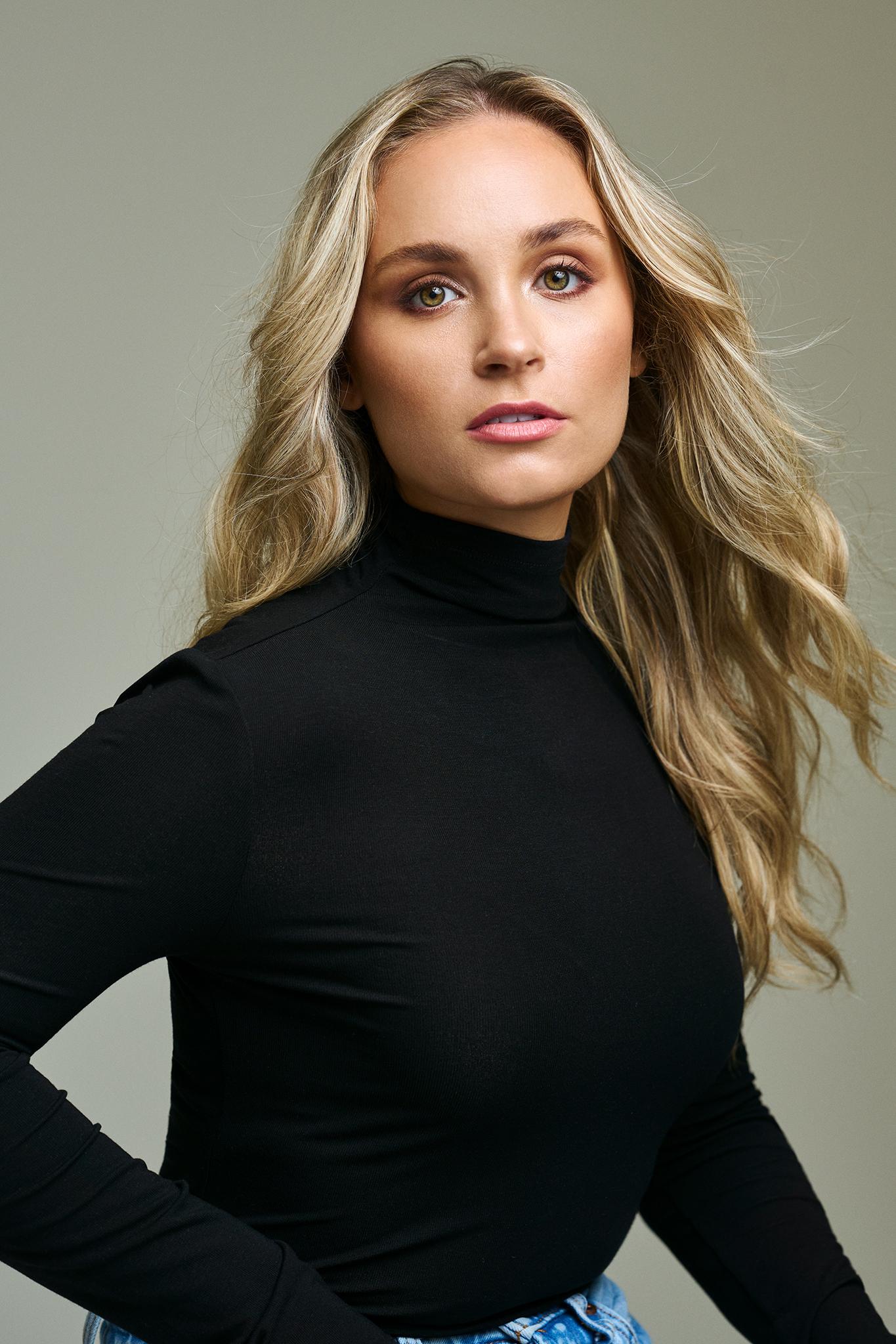 actor Liza Slaughter large photo