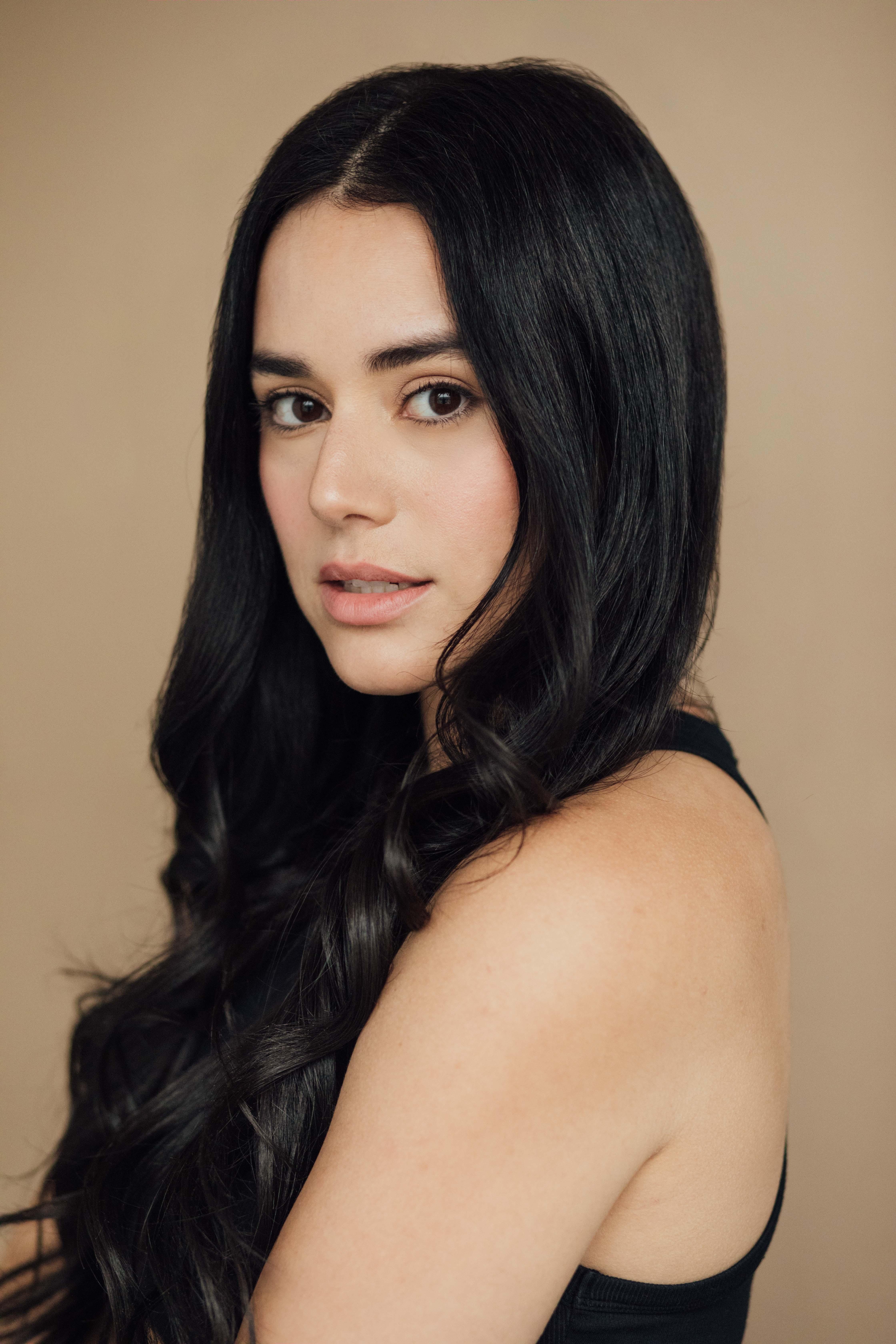 actor Nisa Gunduz large photo