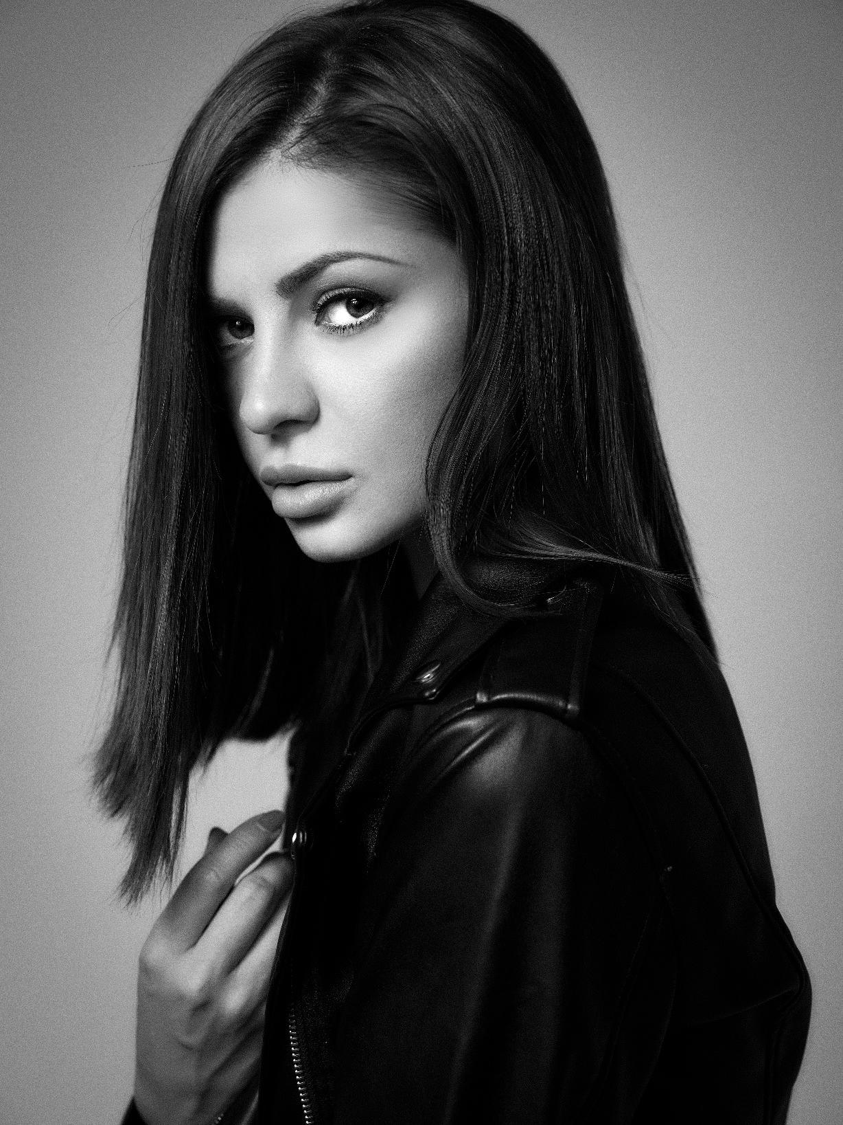 actor Dessy Slavova large photo