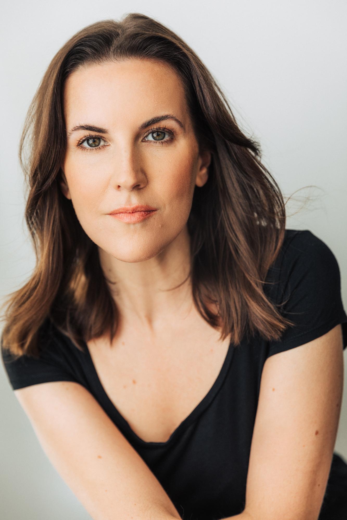 actor Lauren Sowa large photo