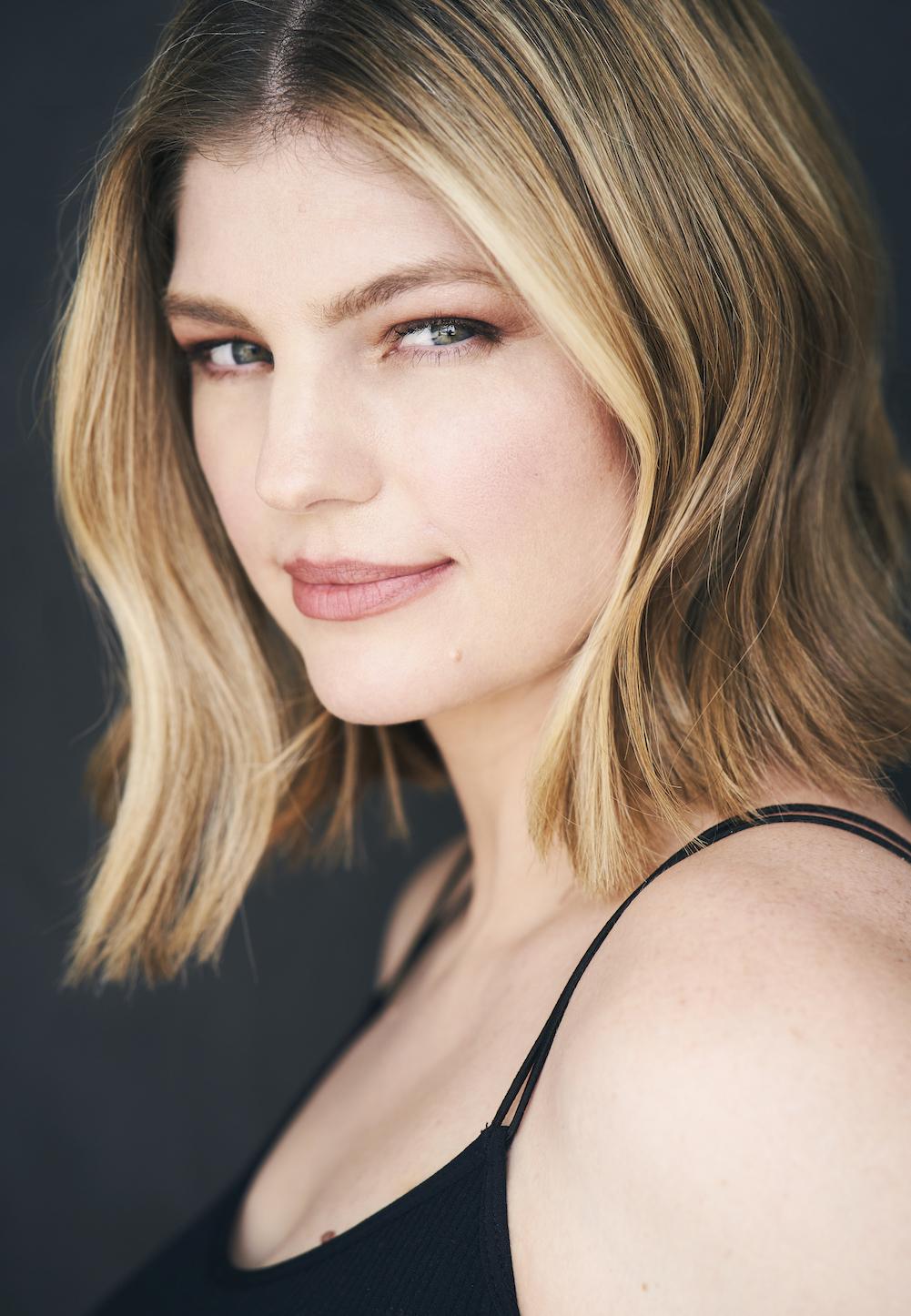 actor Sara Drust large photo