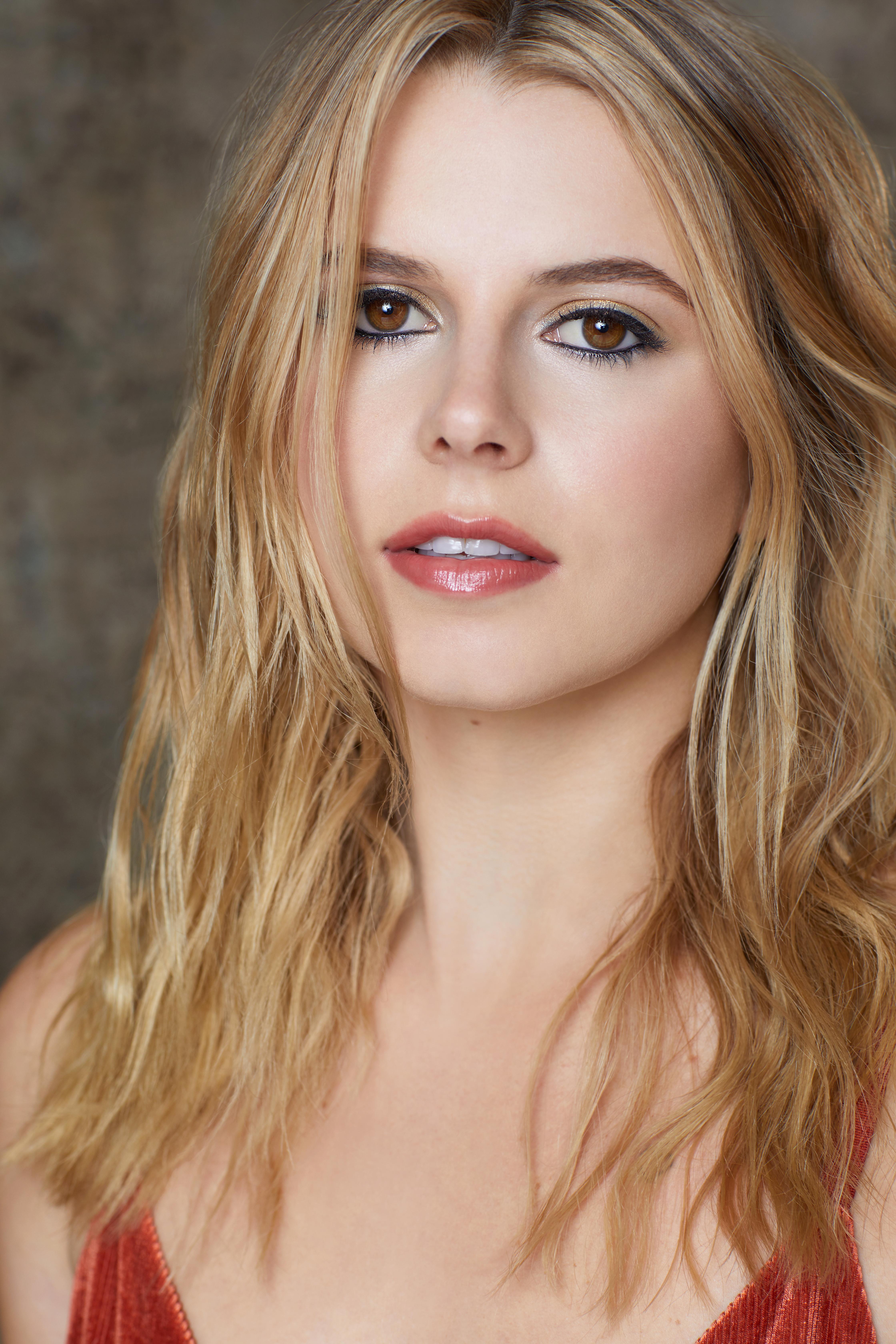 actor Chloe Wick large photo