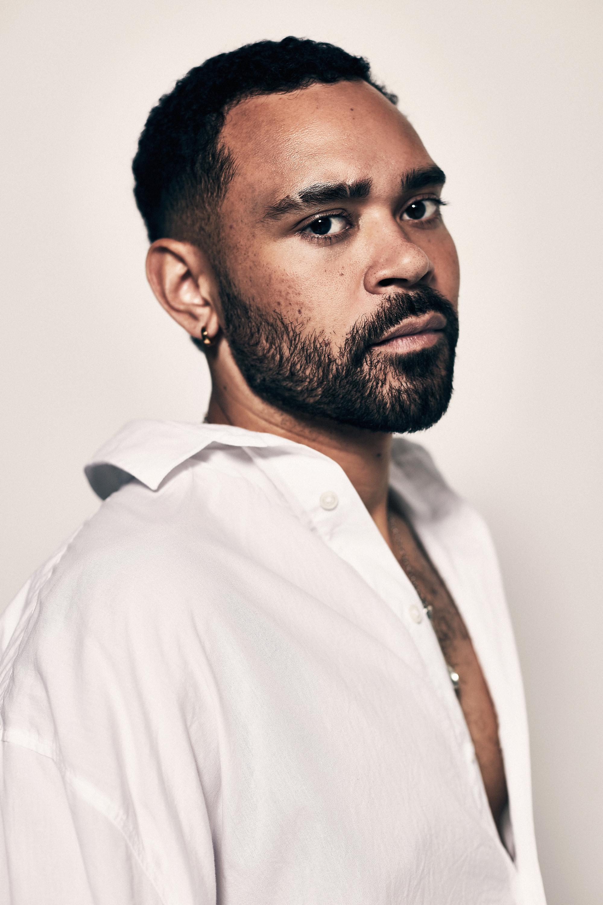 actor Ilai Swindells large photo