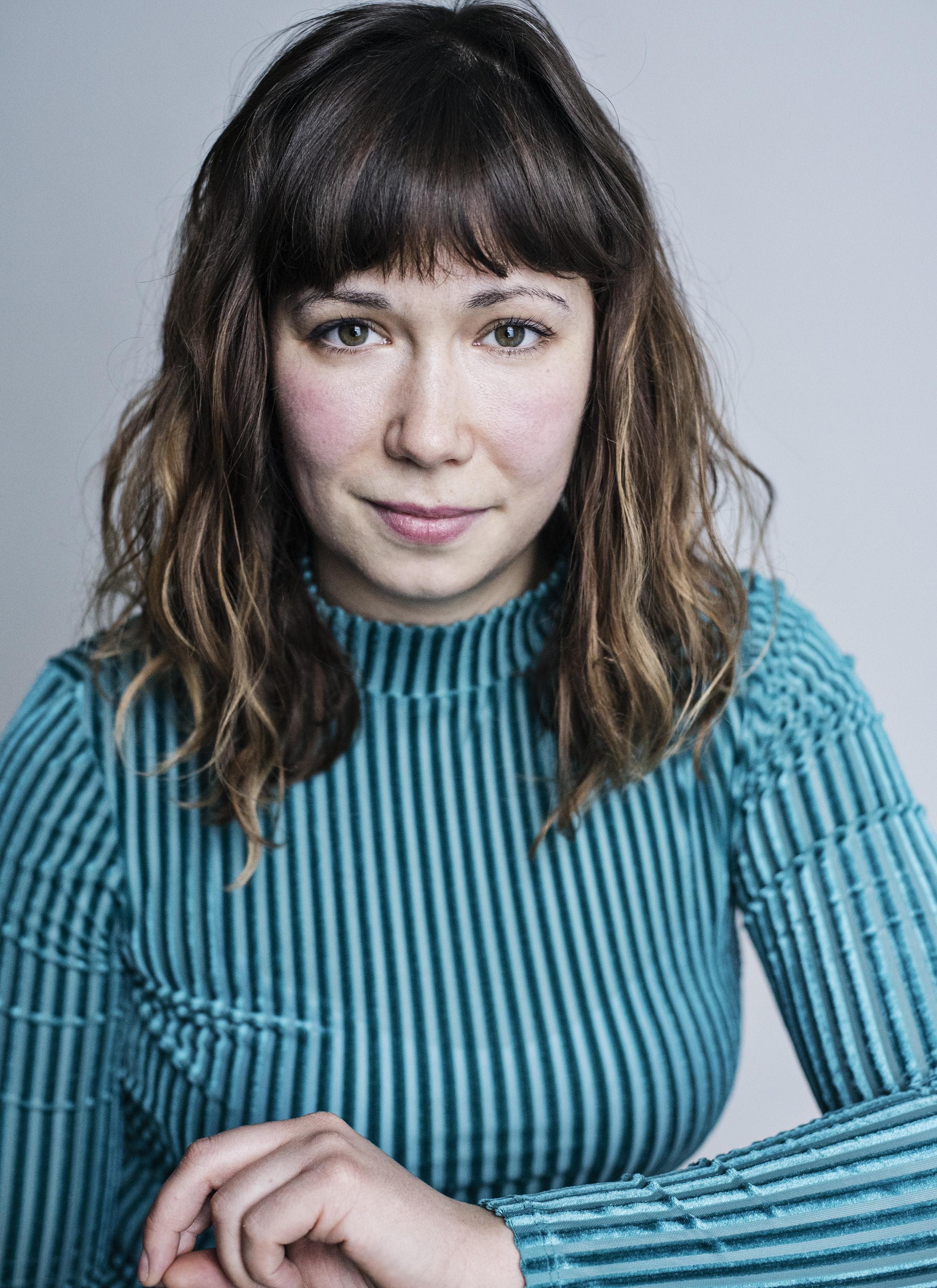 actor Hephzibah Roe large photo