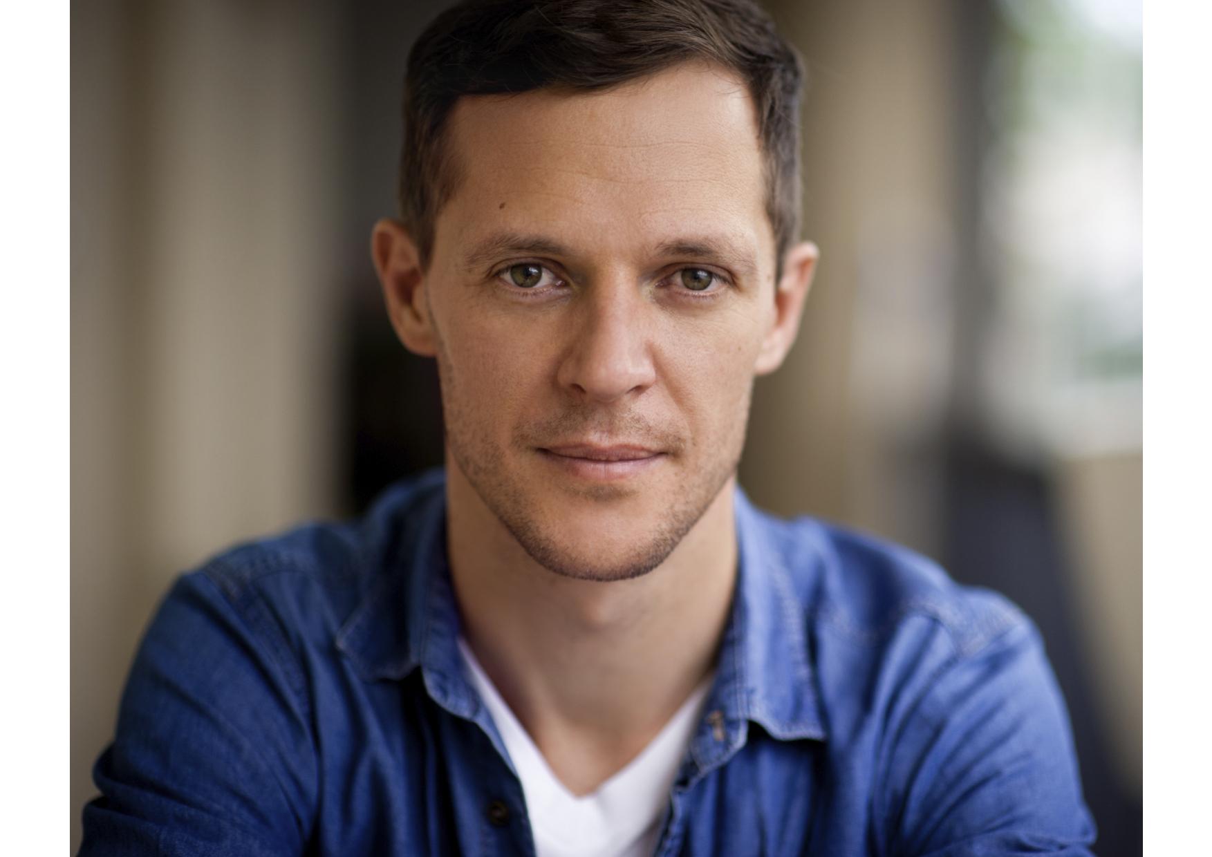 actor Gareth Reeves large photo