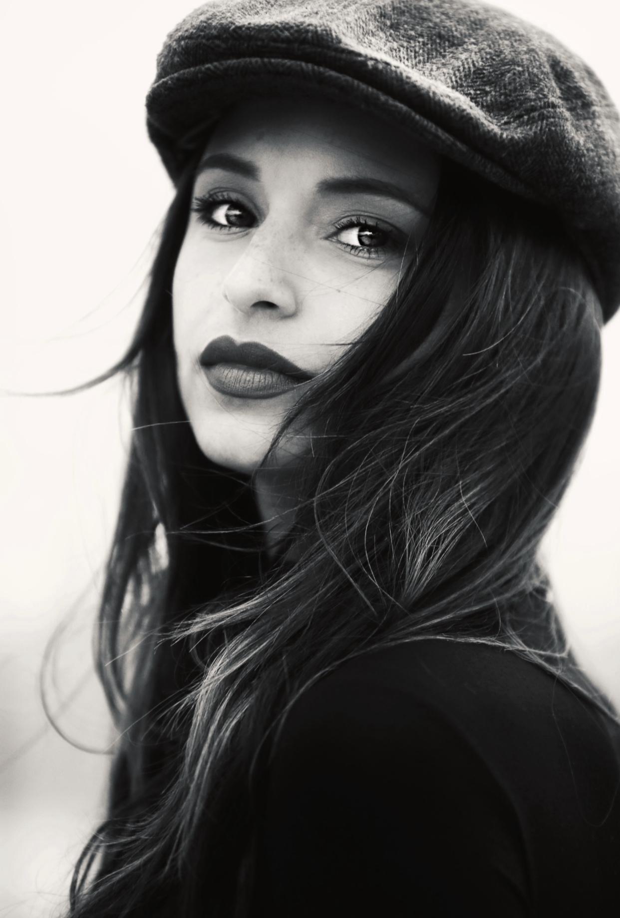 actor Stephanie Hernandez large photo