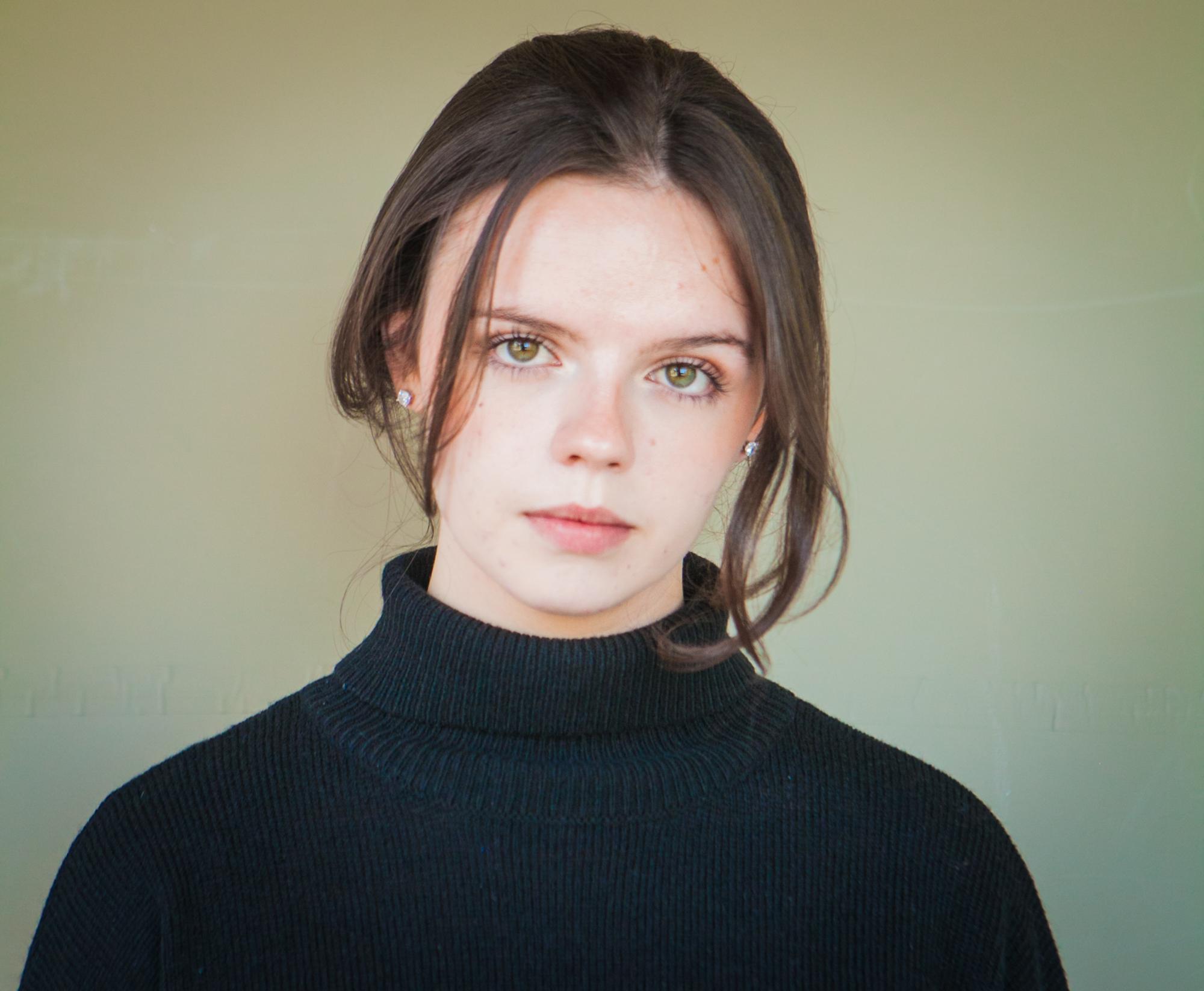 actor Ellie O'Brien large photo