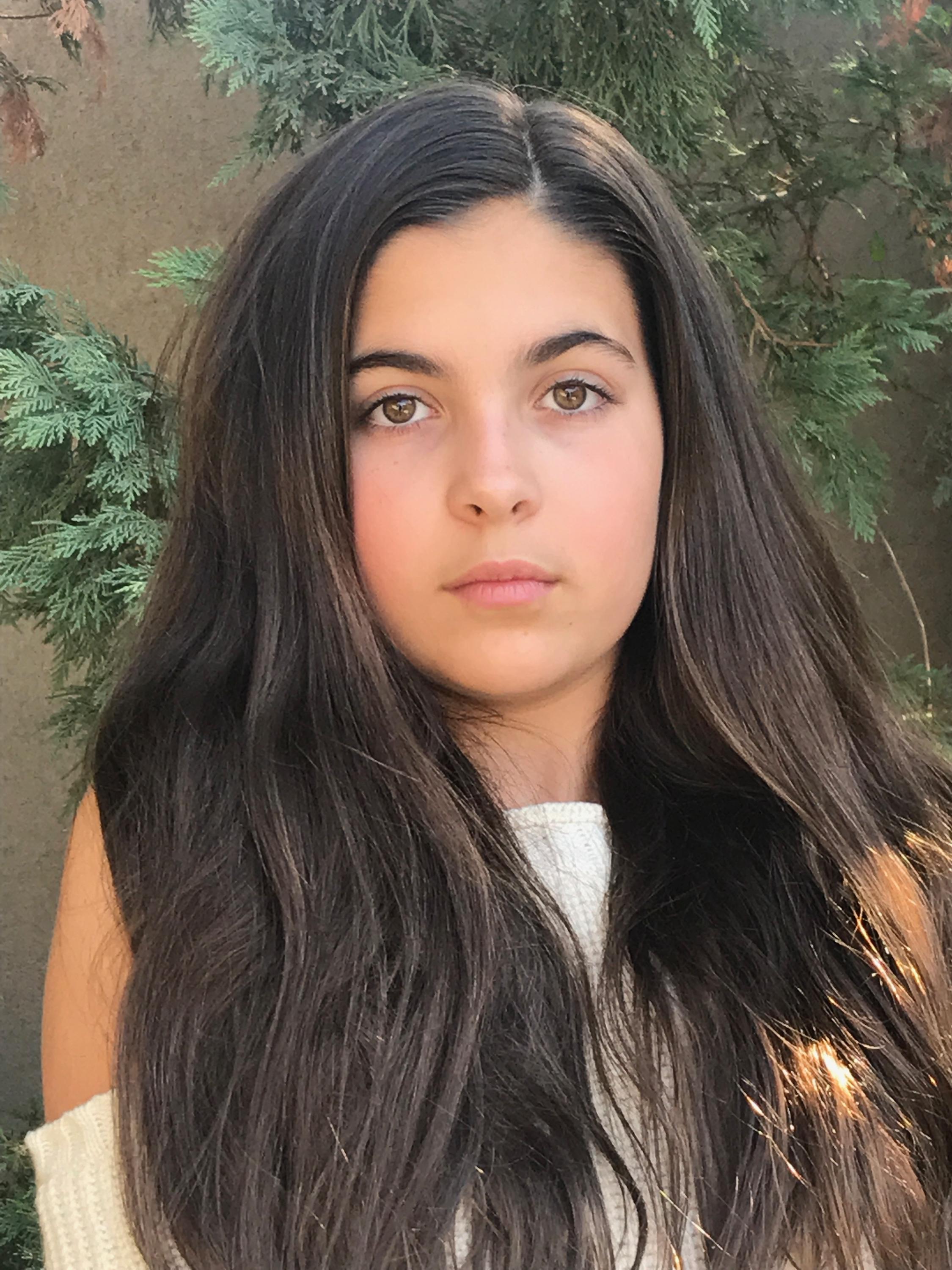 actor Roxie Hanish large photo