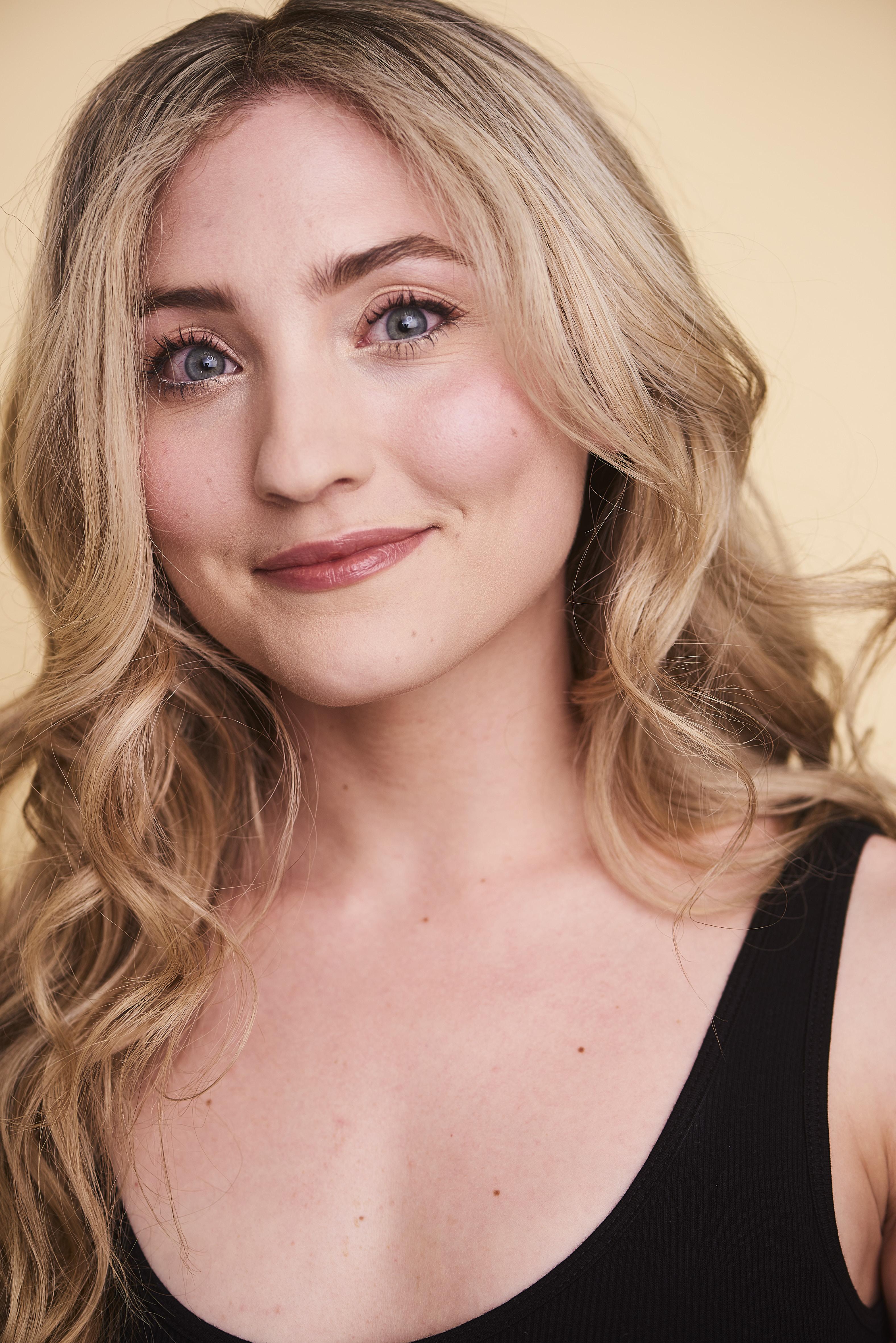 actor Olivia Cohen large photo