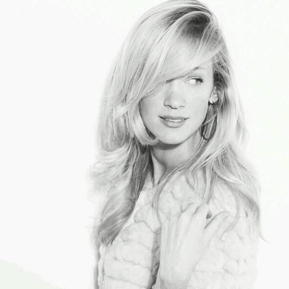 actor Katie Walder large photo