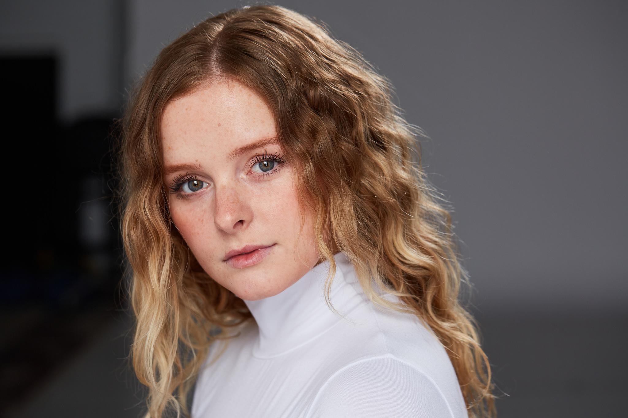 actor Mia Knight large photo