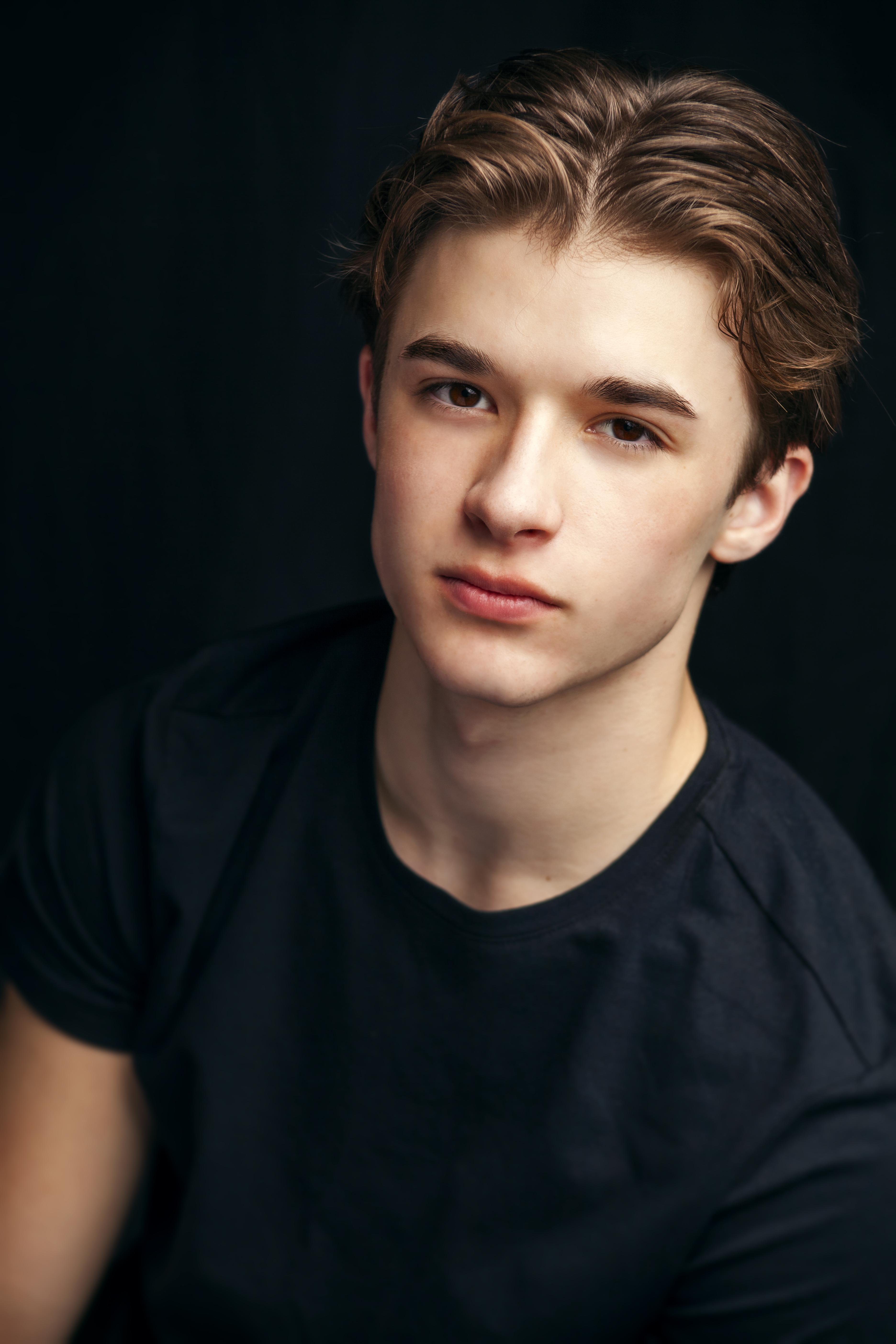 actor Avery Esteves large photo