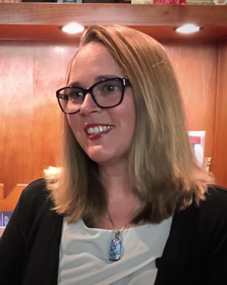 actor Carrie Henn large photo