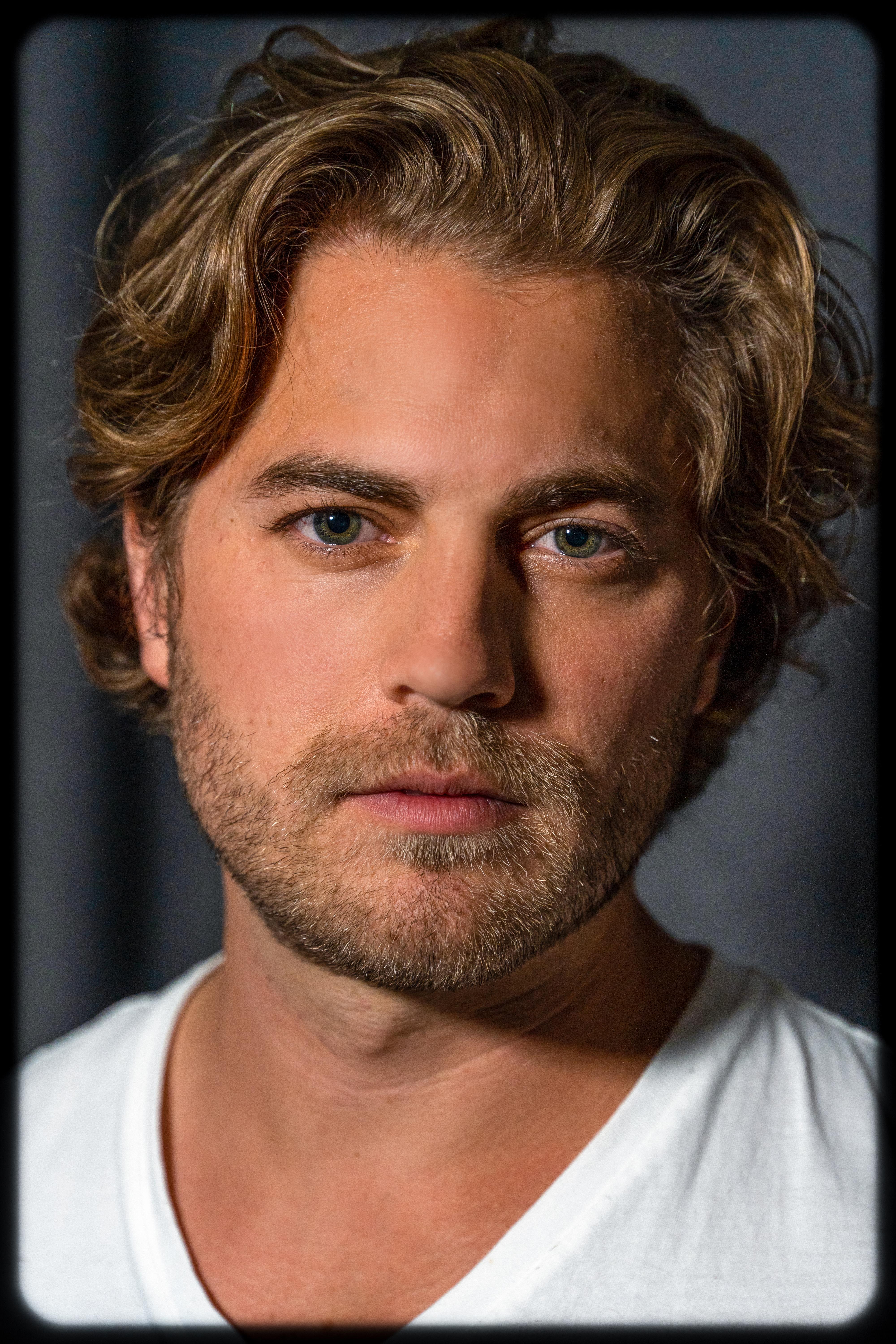 actor Edward Ruttle large photo