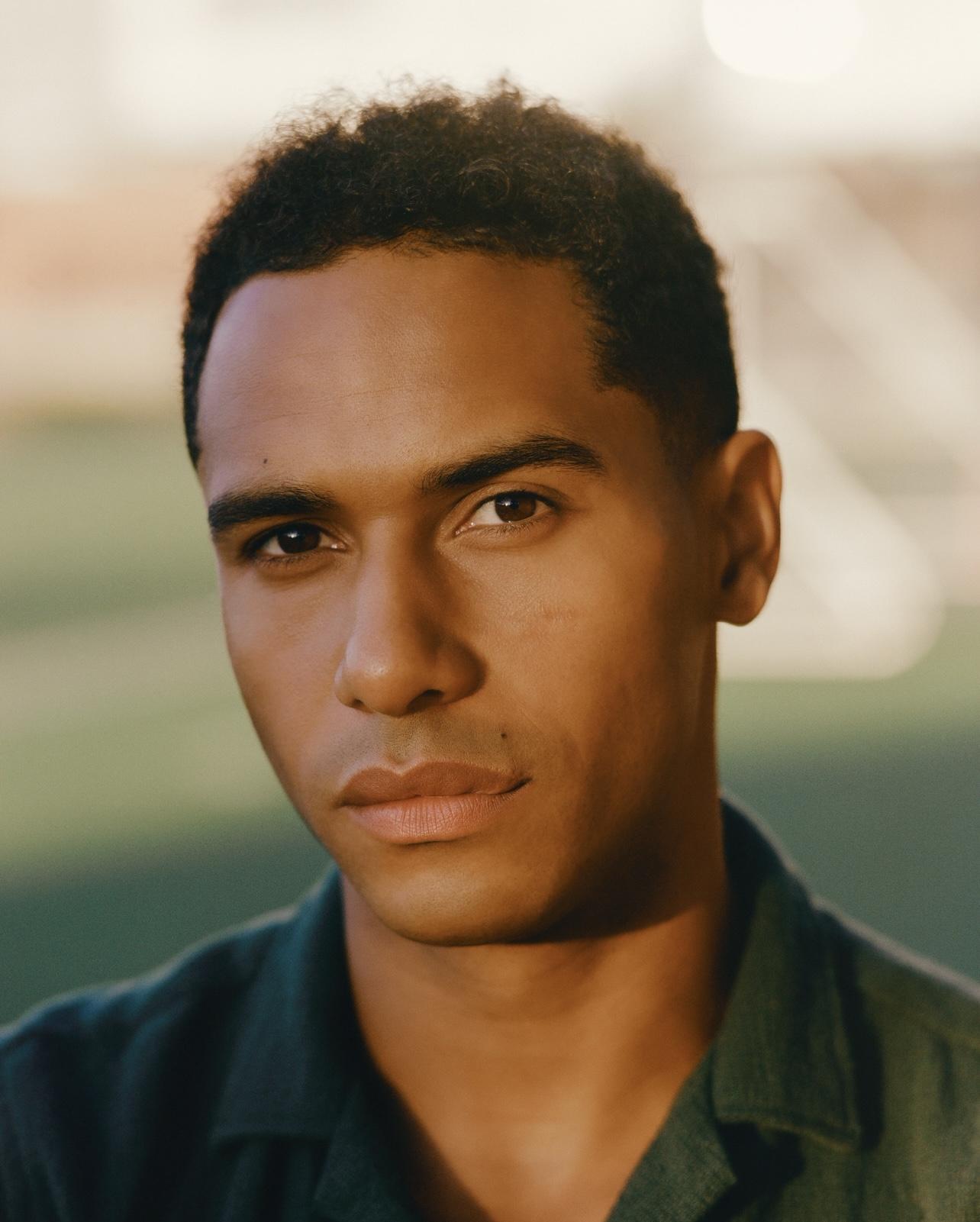 actor Elliot Knight large photo
