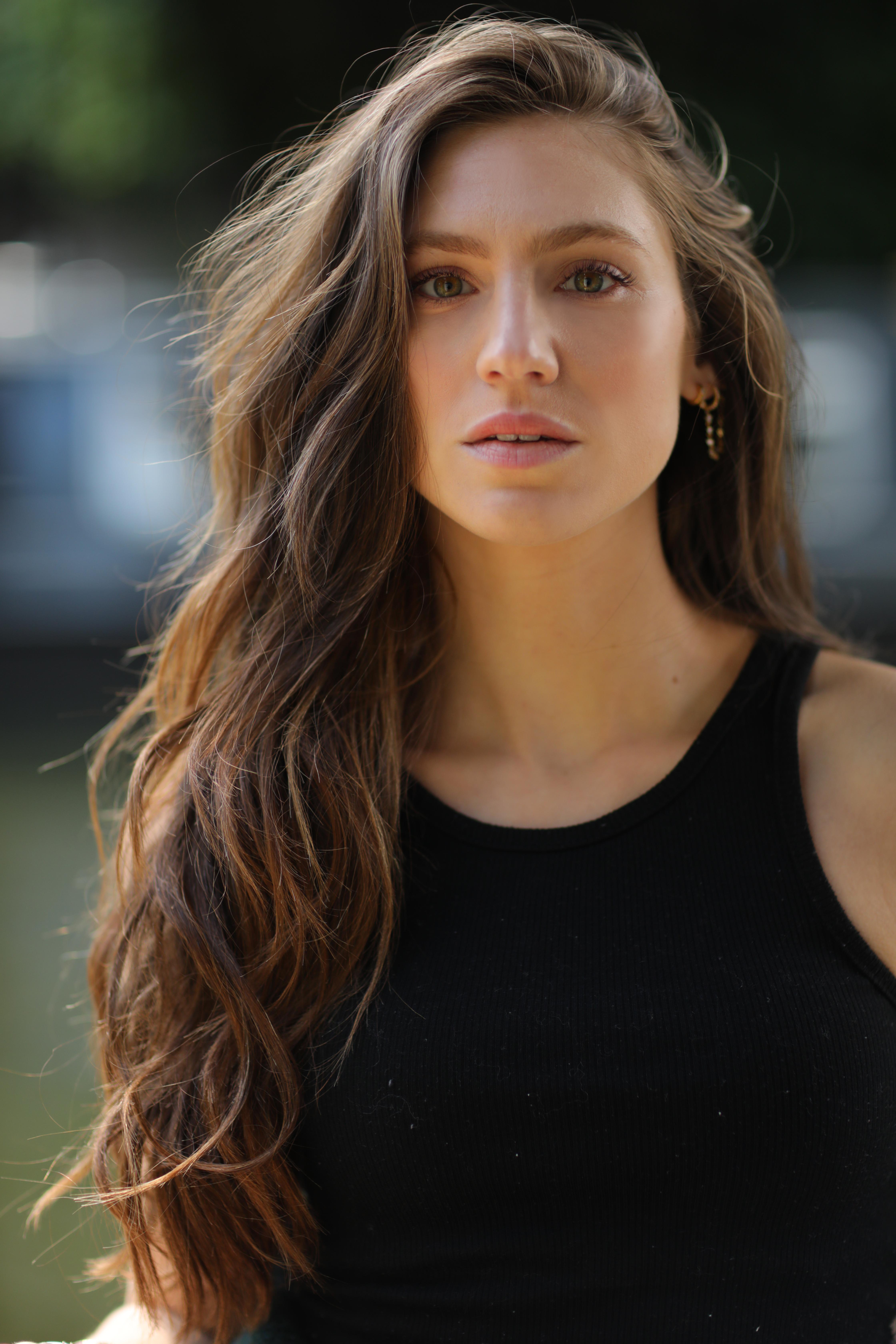 actor Lara Pictet large photo