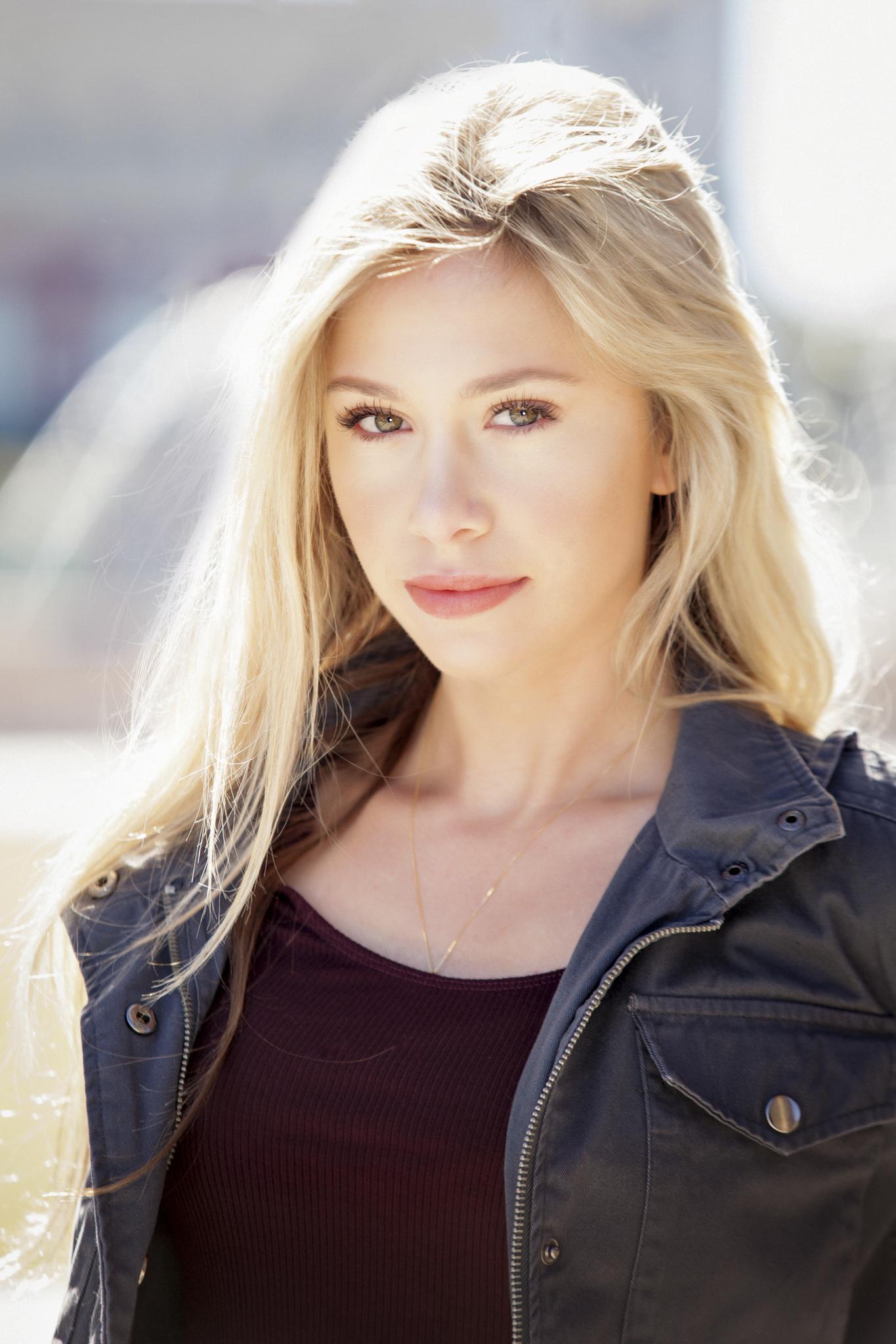 actor Taylor Cynthia Halsey large photo