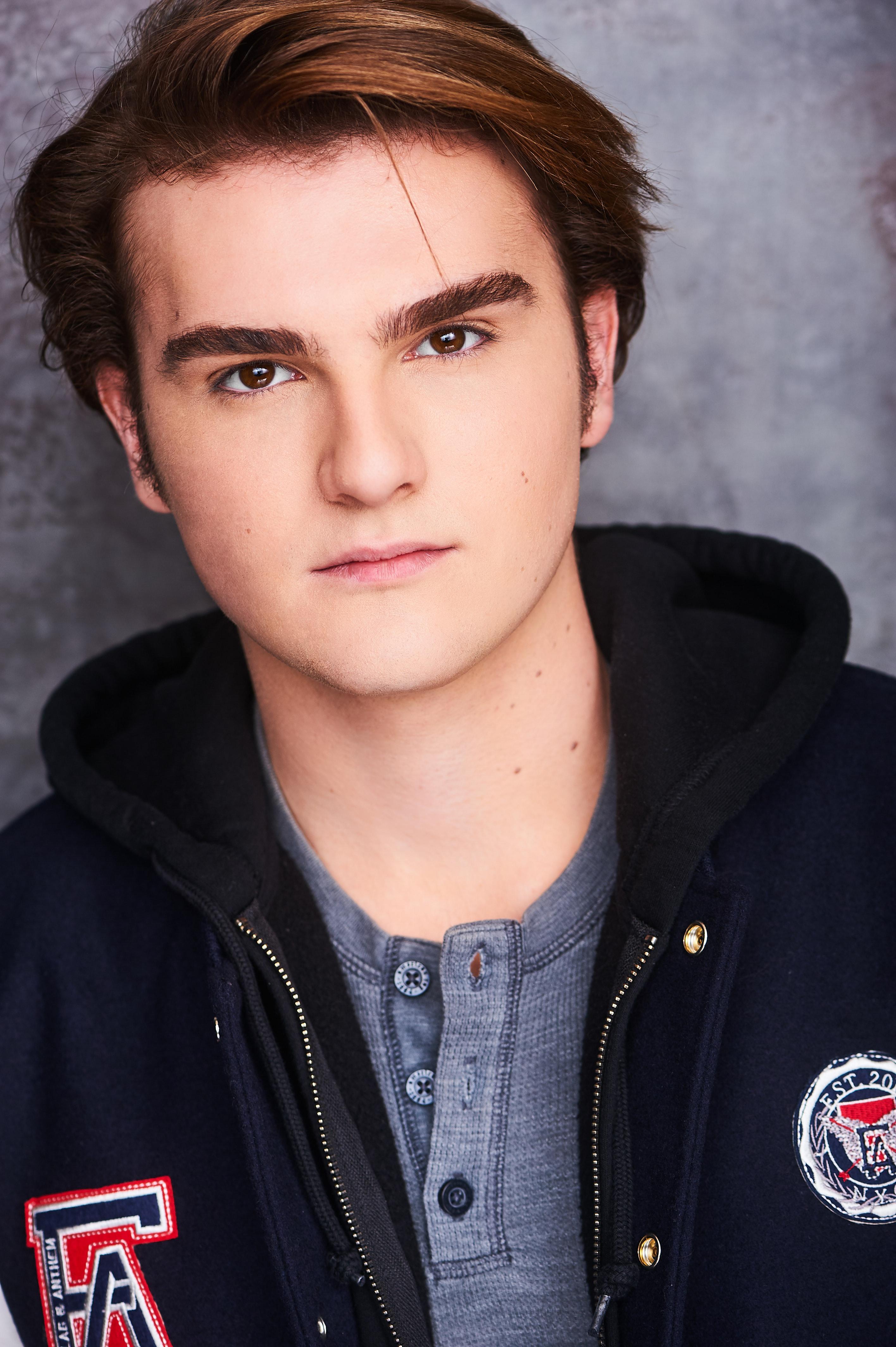 actor Jake Elliott large photo